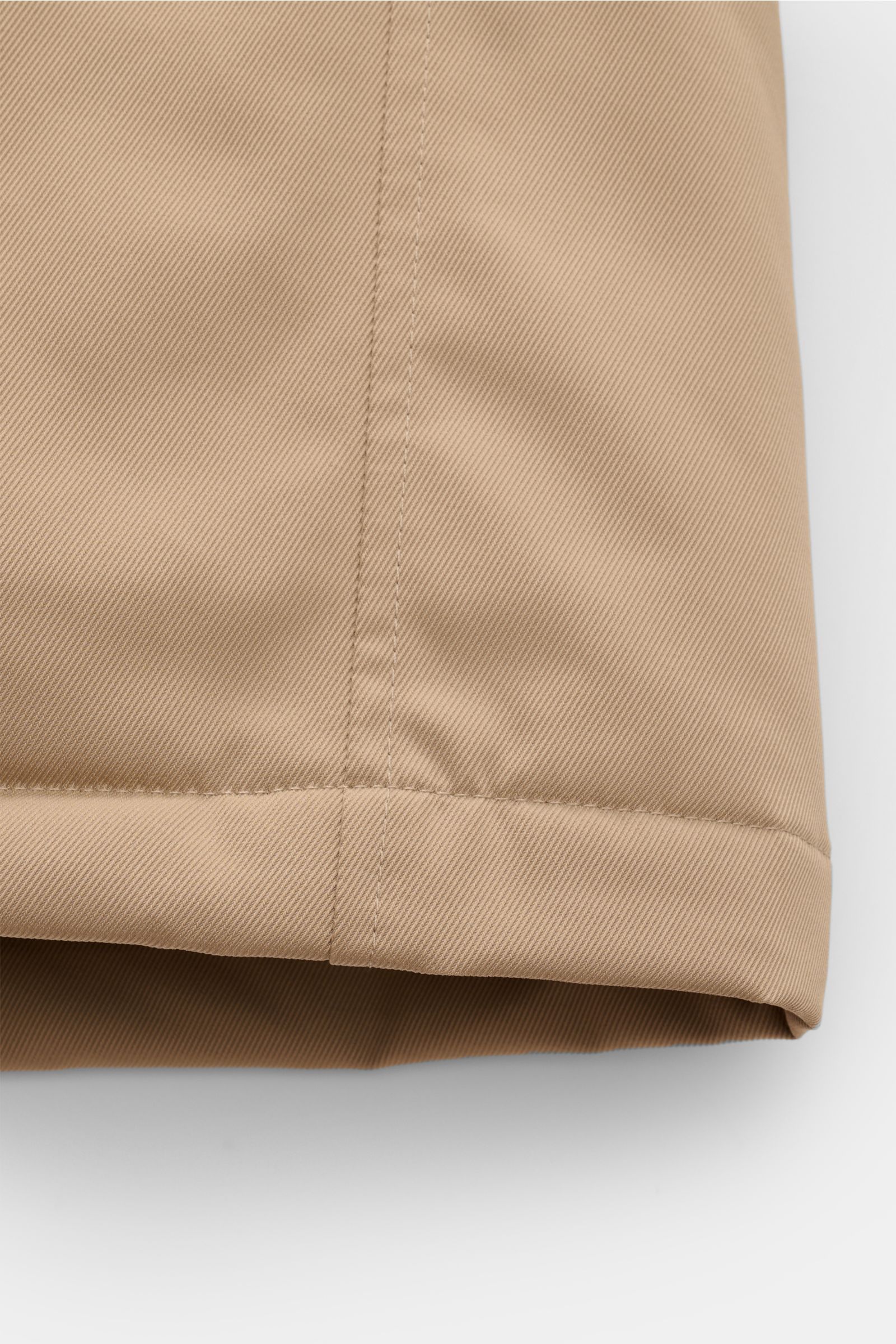 Fay Daunenjacke 'Hooded Caban' sand, Nahaufnahme des Saums aus elastischer Microfaser mit leichter Daunenfüllung, Regular Fit, zwei-Wege-Reißverschluss, Stehkragen, wattierte Kapuze, schräge Leistentaschen, geschmeidiges Futter, Innentasche, frontale Deta