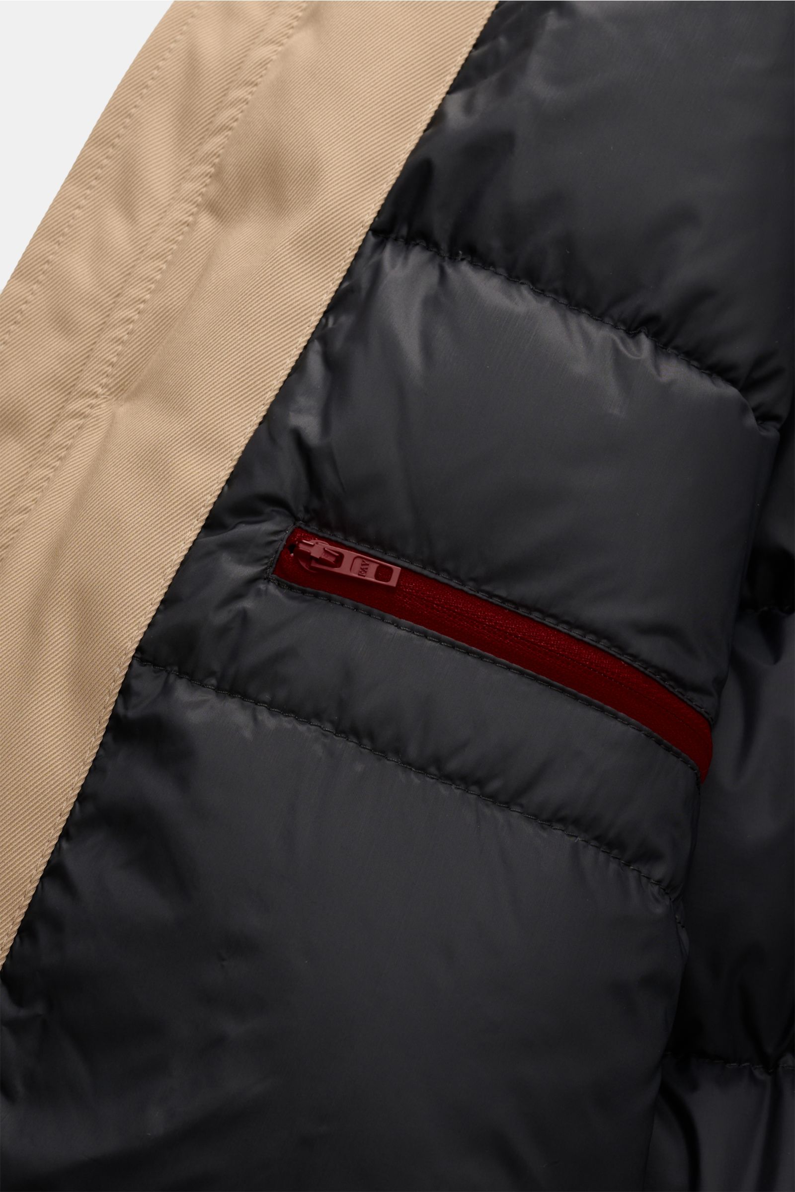 Nahaufnahme der Innentasche mit rotem Reißverschluss der Fay Daunenjacke 'Hooded Caban' sand, elastische Microfaser, leichte Daunenfüllung.