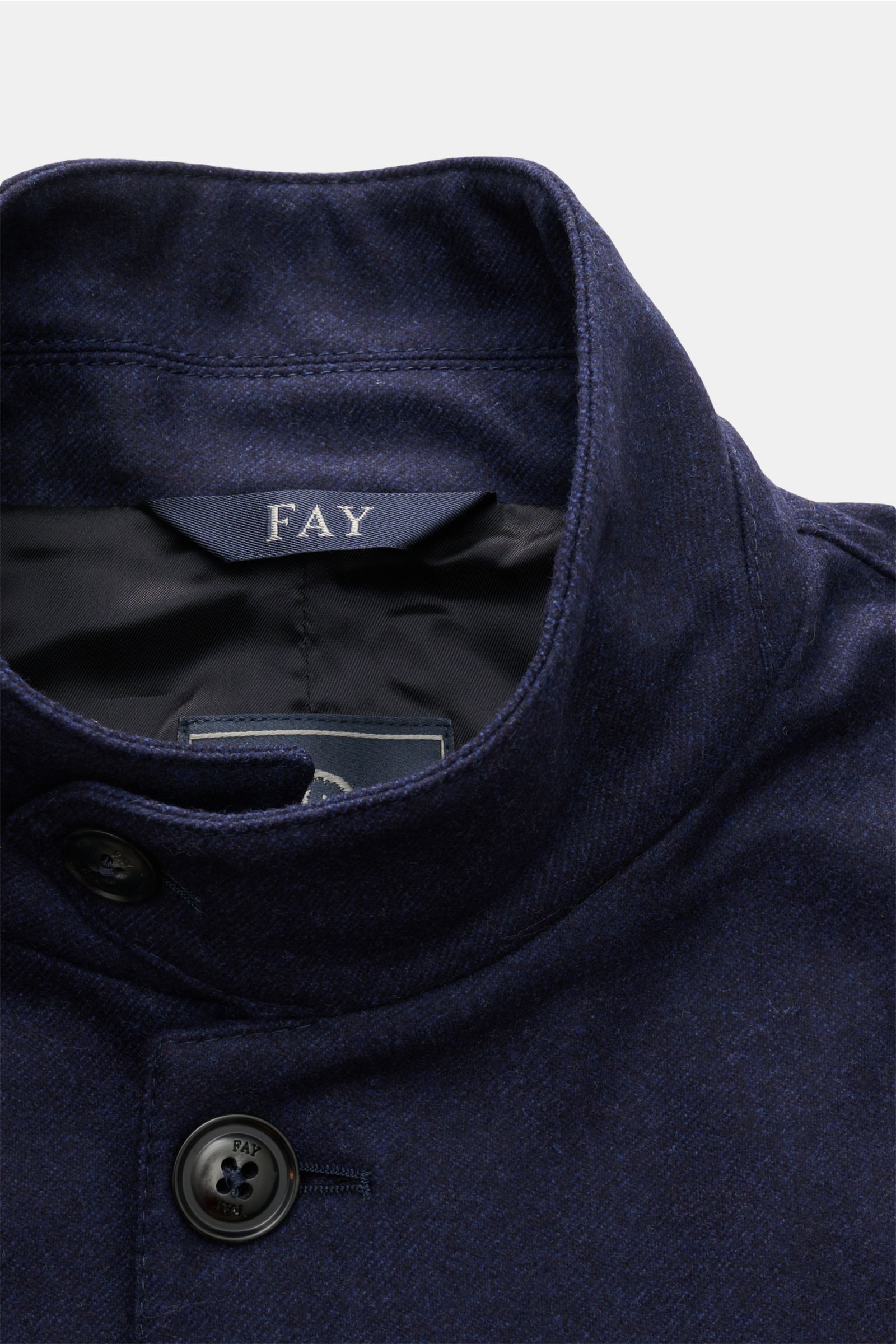 Fay Jacke navy aus reiner Wolle, Slim Fit, mit Stehkragen, Vier-Knopf-Leiste, weichem Griff, Detailaufnahme von oben fotografiert.