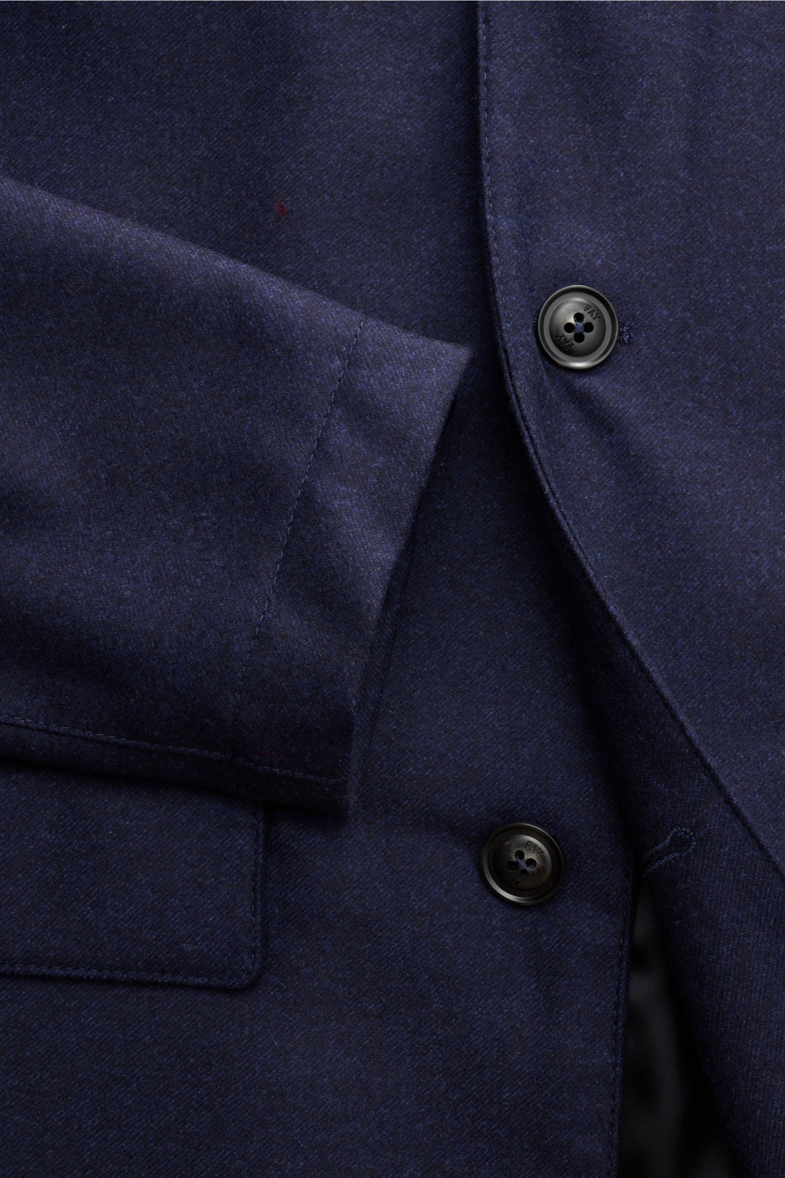 Fay Jacke navy aus reiner Wolle, Slim Fit, Vier-Knopf-Leiste, Stehkragen, Brust- und Hüfttaschen, Detailaufnahme von vorne oben.