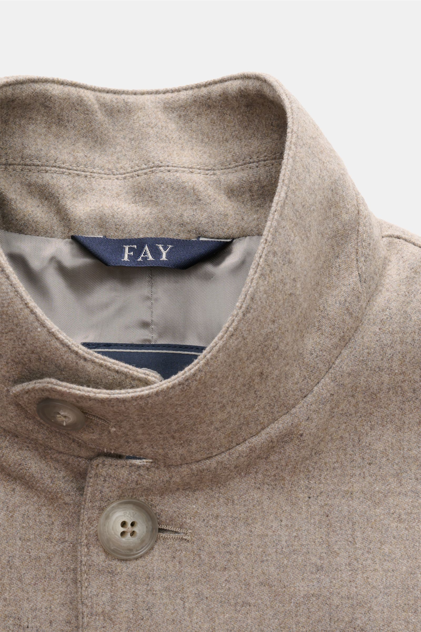 Fay Jacke beige meliert, Detailaufnahme von oben, Stehkragen mit Knopfriegel, reine Wolle, weicher Griff, Slim Fit, klassische Knöpfe.