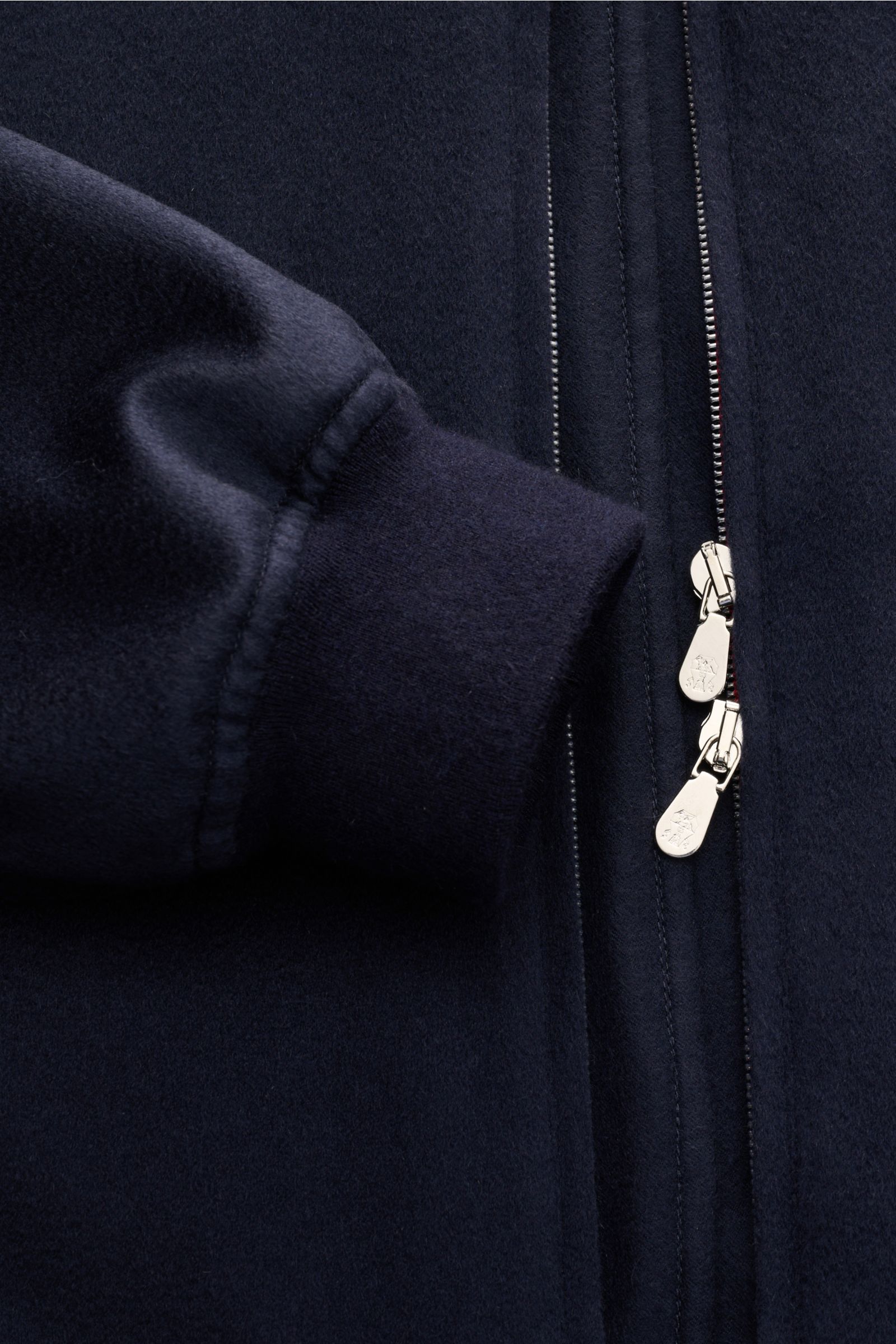 Nahaufnahme des Brunello Cucinelli Cashmere Blouson navy, Vorderansicht mit Fokus auf weichen, elastischen Ärmelbündchen, zwei-Wege-Reißverschluss und feinem Cashmere-Material.