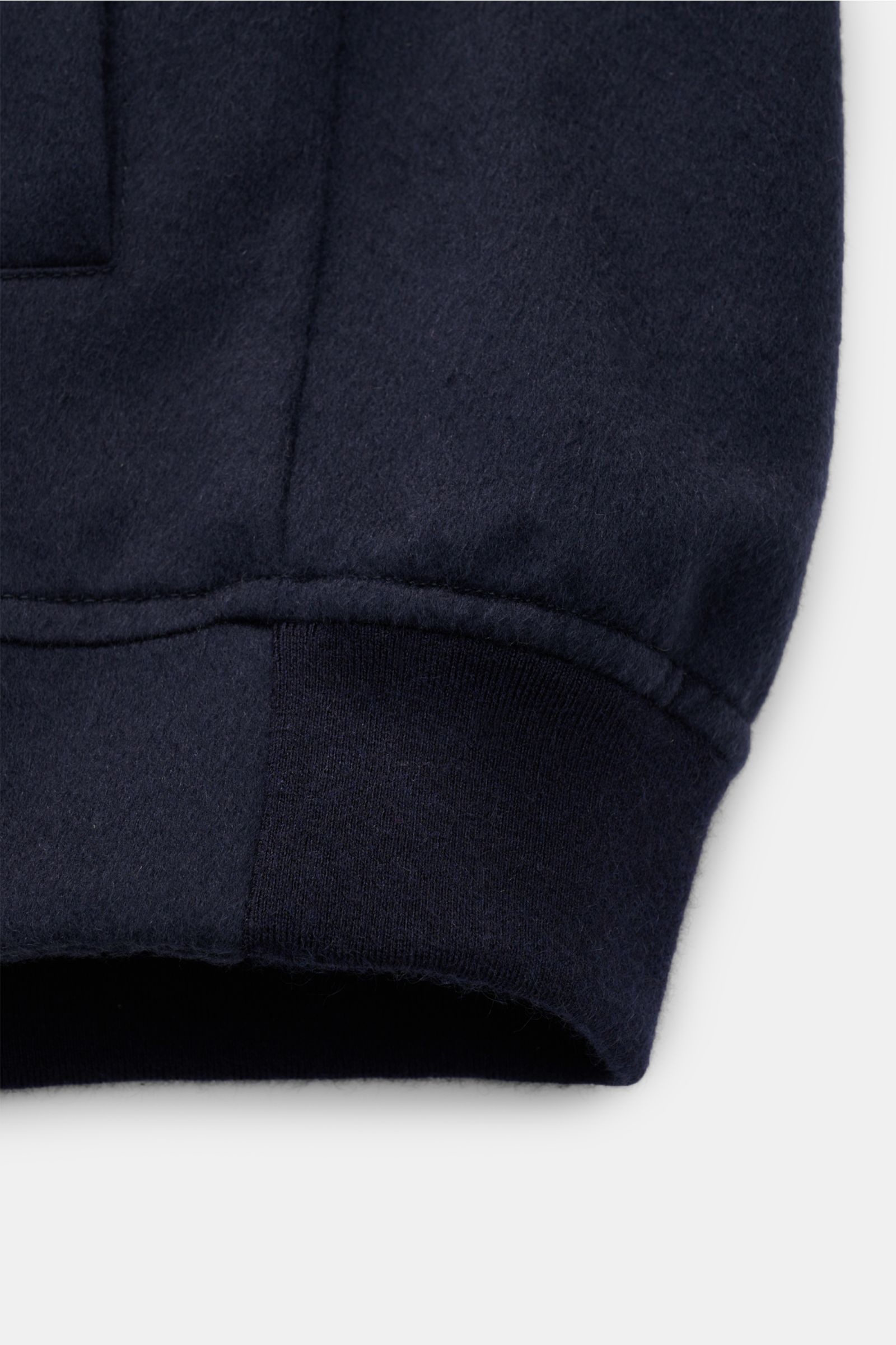 Nahaufnahme des elastischen Saum- und Ärmelbündchens des Brunello Cucinelli Cashmere Blouson navy aus weichem, reinem Cashmere.