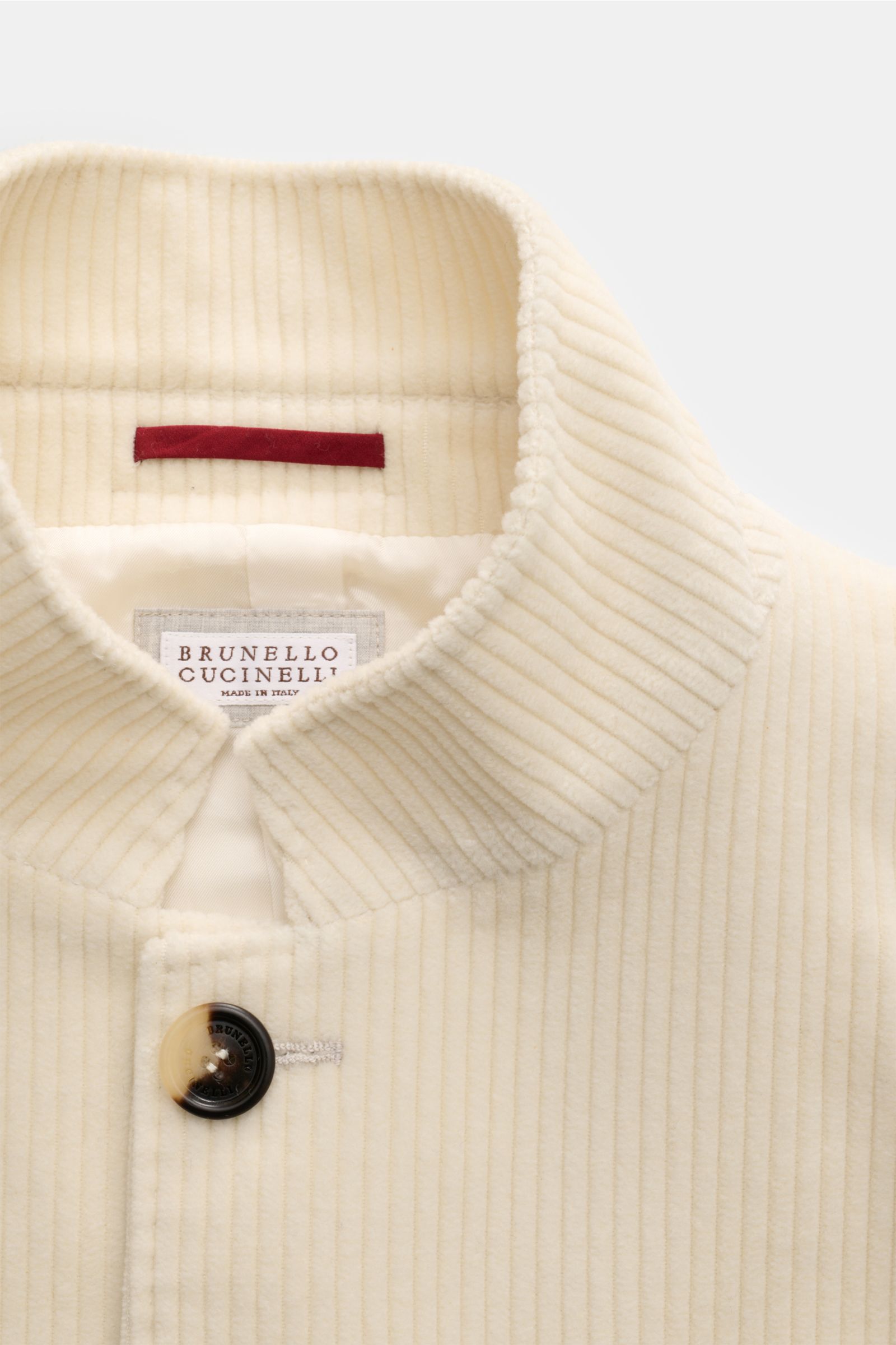 Close-up front view of the Brunello Cucinelli Cashmere Cordjacke creme, a slim fit cord jacket in soft cream cashmere with a four-button placket and a variable collar. 

Der zeitlose Stil dieser Cordjacke im Sakko-Design erhält von BRUNELLO CUCINELLI e