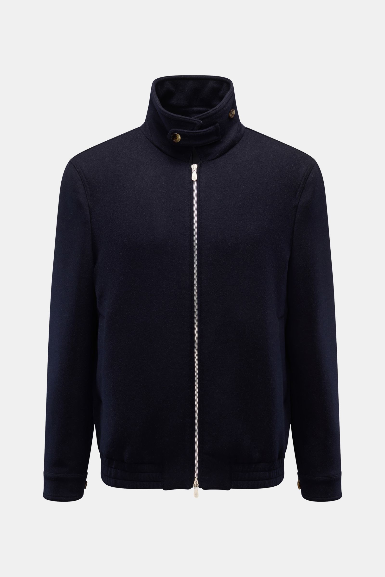 Brunello Cucinelli Jacke navy, Slim Fit, aus reiner Wolle mit geschmeidigem Griff, Zwei-Wege-Reißverschluss, variabler Kragen, schräge Leistentaschen, Ärmel-Druckknöpfe, elastischer Saum, kontrastfarbener Futterstoff, zwei Innentaschen, Frontalaufnahme.