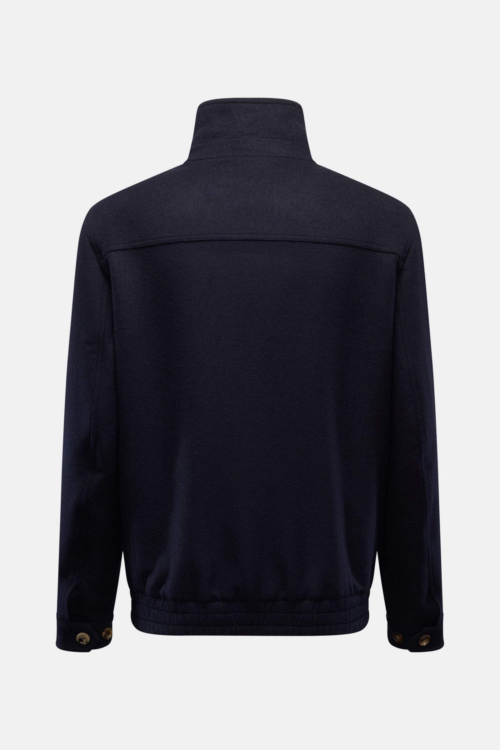 Brunello Cucinelli Jacke navy aus reiner Wolle mit geschmeidigem Griff, Slim Fit, Zwei-Wege-Reißverschluss, variablem Kragen, schräge Leistentaschen, Ärmelabschlüsse mit Druckknopfriegel, elastischem Saum, kontrastfarbenem Futterstoff und zwei Innentasche