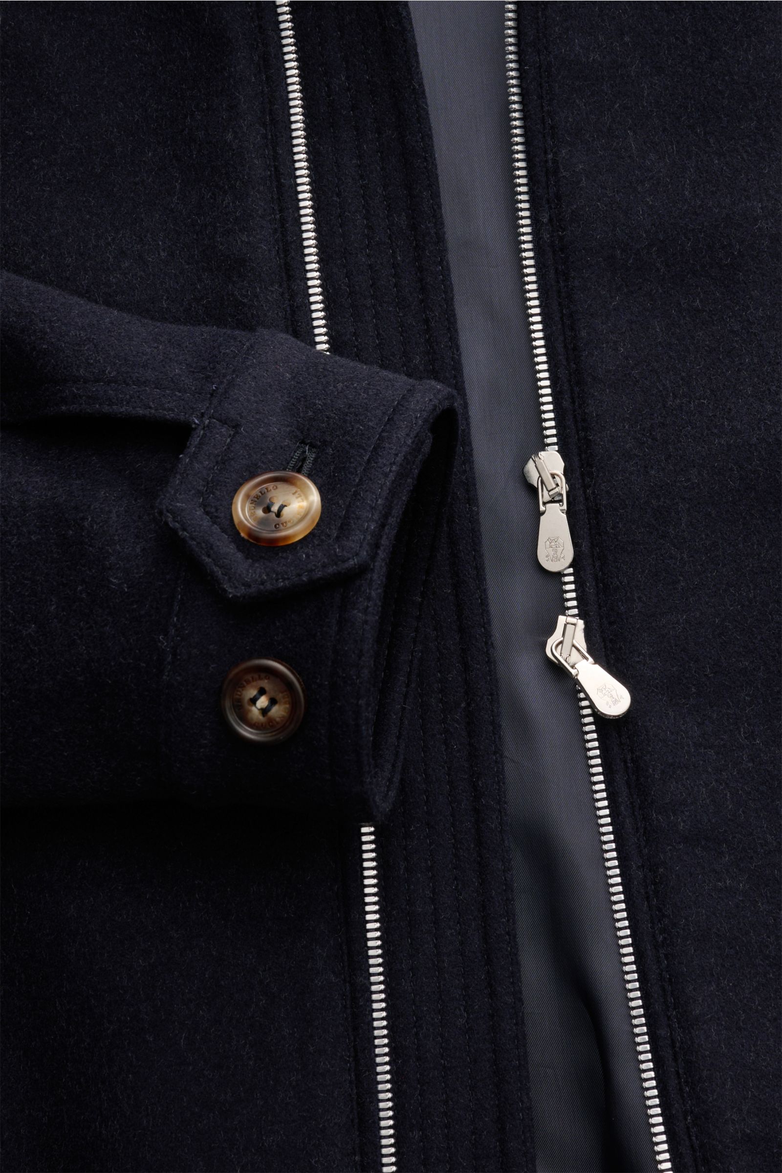 Nahaufnahme der Brunello Cucinelli Jacke navy aus reiner Wolle mit geschmeidigem Griff, Slim Fit, Zwei-Wege-Reißverschluss, variabler Kragen mit Knöpfen, schrägen Leistentaschen mit Druckknopf, Ärmelabschlüssen mit Druckknopfriegel, elastischem Saumabschl