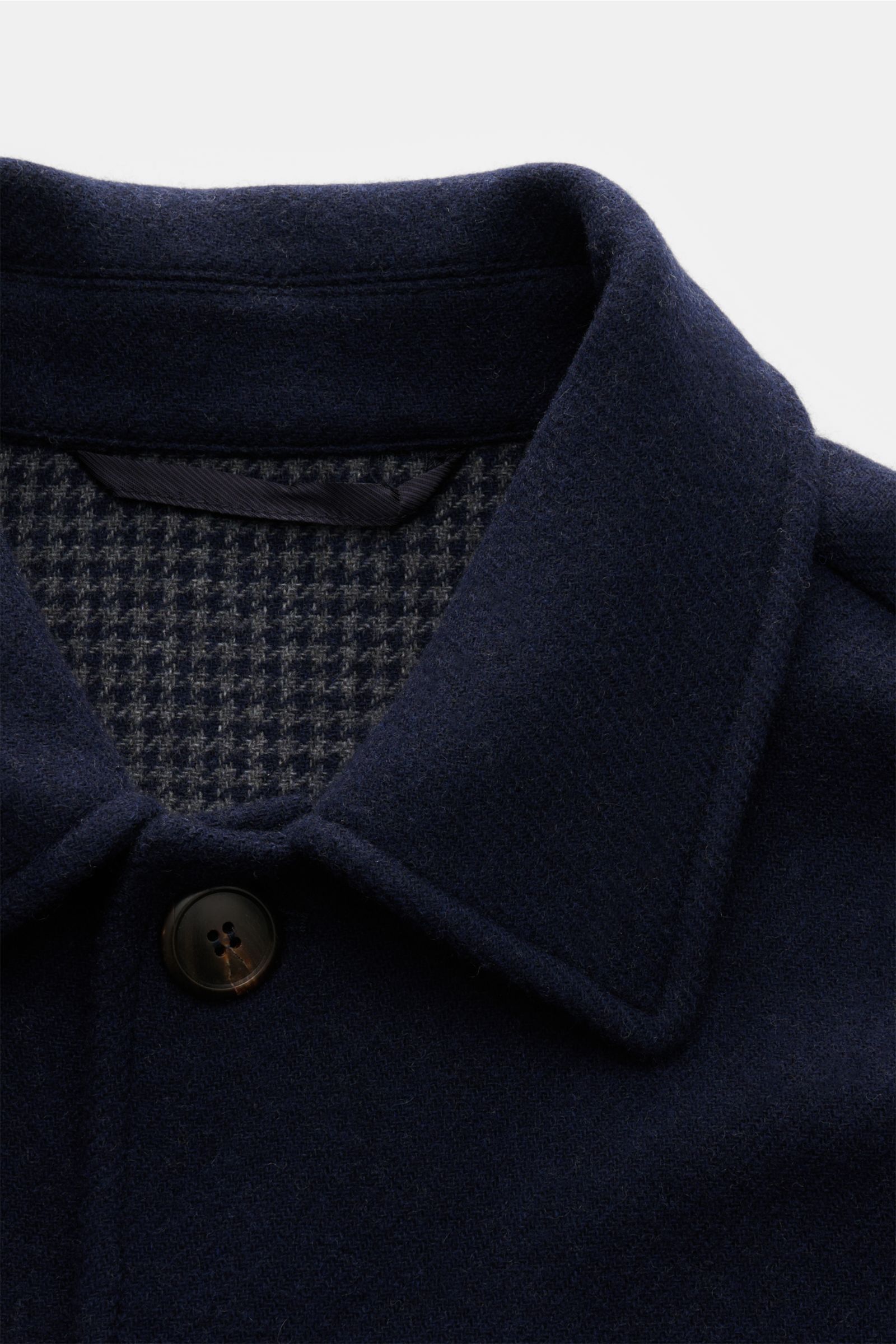 Nahaufnahme der Doppiaa Jacke 'Aarneis' navy von oben, zeigt Umlegekragen, Fünf-Knopf-Leiste und Hahnentritt-Innenfutter, Doubleface aus Wolle, Cashmere und Microfaser, Regular Fit, Leistentaschen, Ärmel mit Knopfriegel, unconstructed Design, zwei Innenta