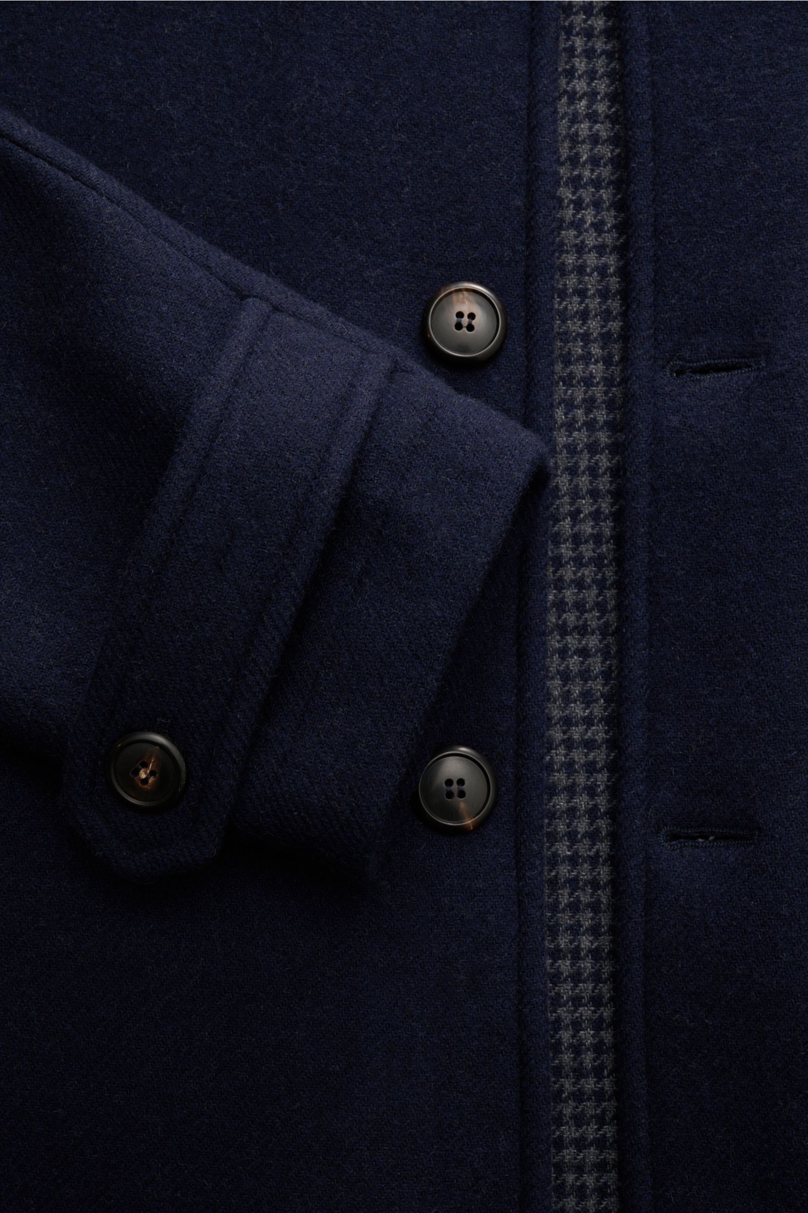 Nahaufnahme der Doppiaa Jacke 'Aarneis' navy von vorne mit Fokus auf Ärmel, Knöpfe und Hahnentritt-Muster innen, Woll-Cashmere-Mix.