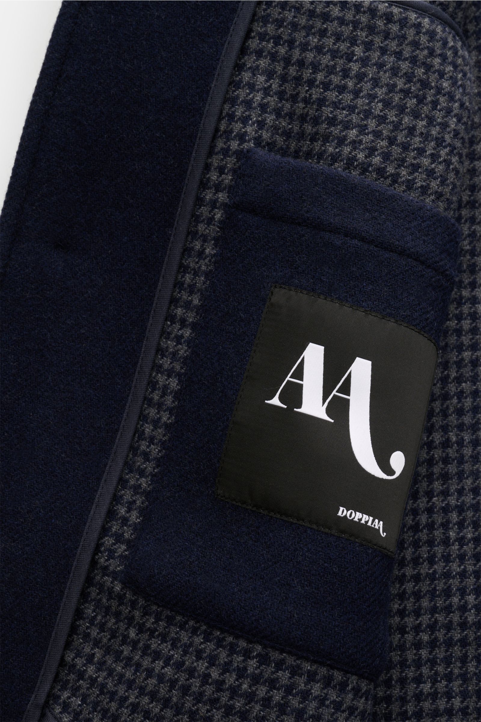 Innenansicht der Doppiaa Jacke 'Aarneis' navy, Woll-Cashmere-Mix, Hahnentritt-Muster, Innentasche mit Logo, Detailaufnahme.