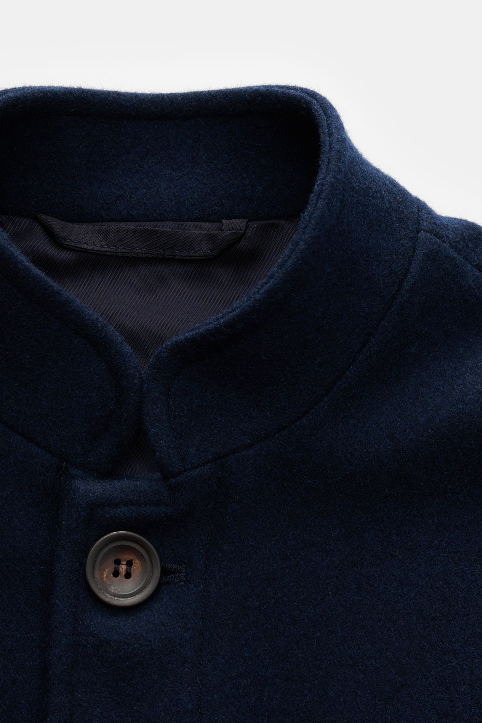 Close-up front view of the Doppiaa Jacke 'Aasti' navy, featuring a stand-up collar, five-button placket, made from a soft wool-microfiber mix. Italienischer Charme trifft moderne Lässigkeit: Die Jacke 'Aasti' von DOPPIAA wurde aus edlem Wolle-Microfaser-M