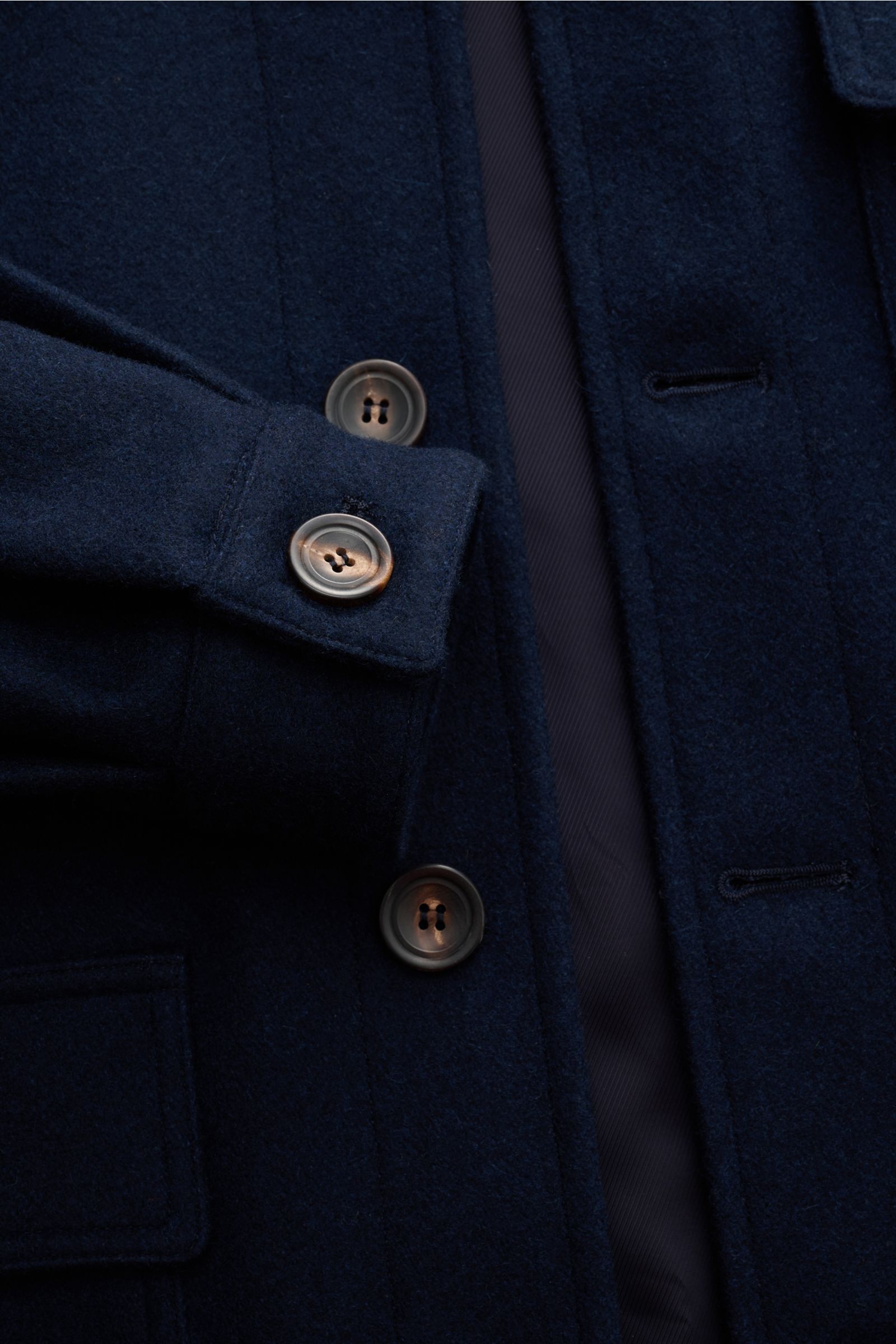 Close-up front view of Doppiaa Jacke 'Aasti' navy wool-microfiber slim fit jacket with five-button placket and flap pockets.

Description: Italienischer Charme trifft moderne Lässigkeit: Die Jacke 'Aasti' von DOPPIAA wurde aus edlem Wolle-Microfaser-Mix g