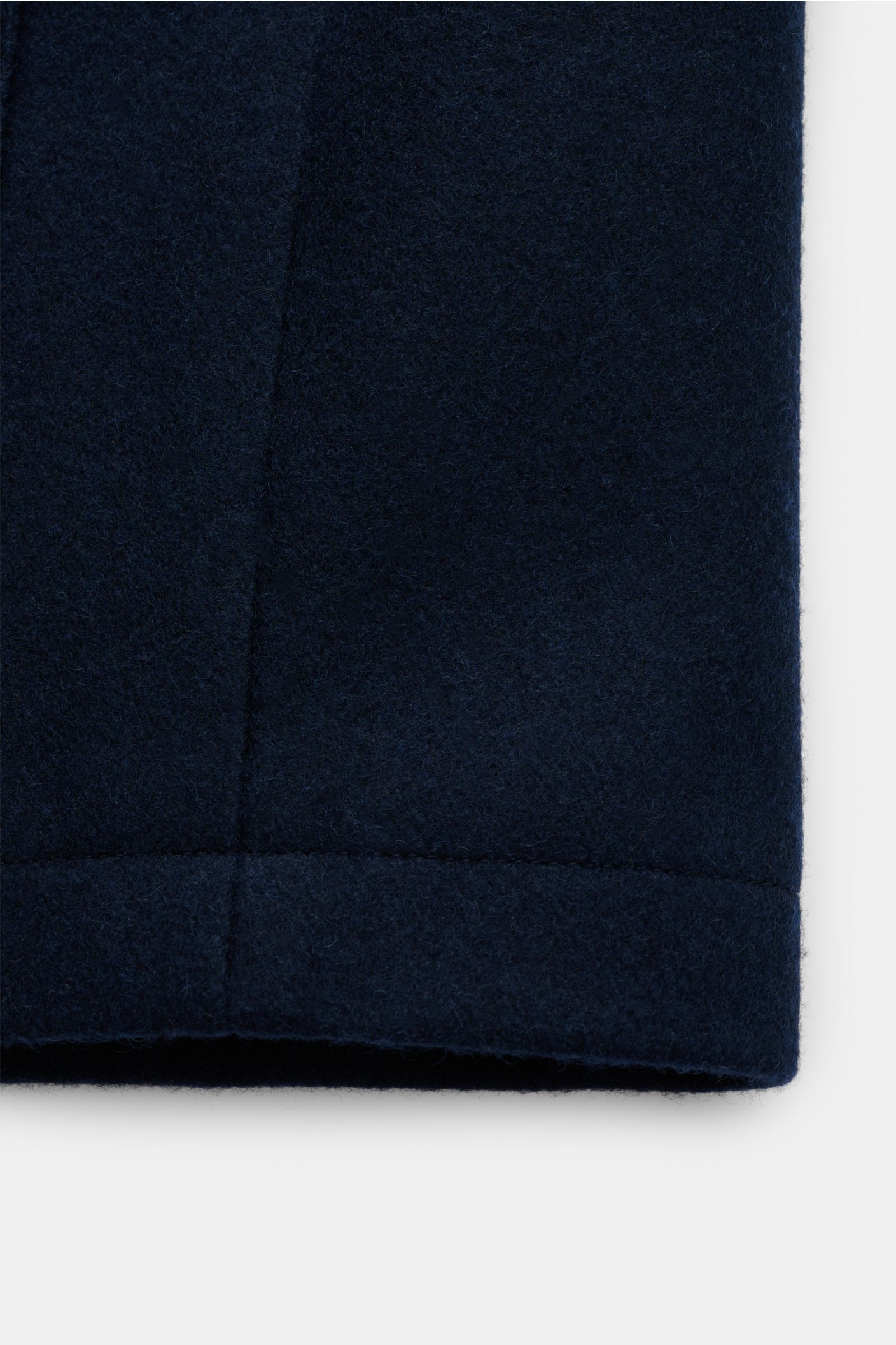 Close-up front view of the Doppiaa Jacke 'Aasti' navy, made from a soft wool-microfiber mix with slim fit and flat hem. Italienischer Charme trifft moderne Lässigkeit: Die Jacke 'Aasti' von DOPPIAA wurde aus edlem Wolle-Microfaser-Mix gefertigt und wird d