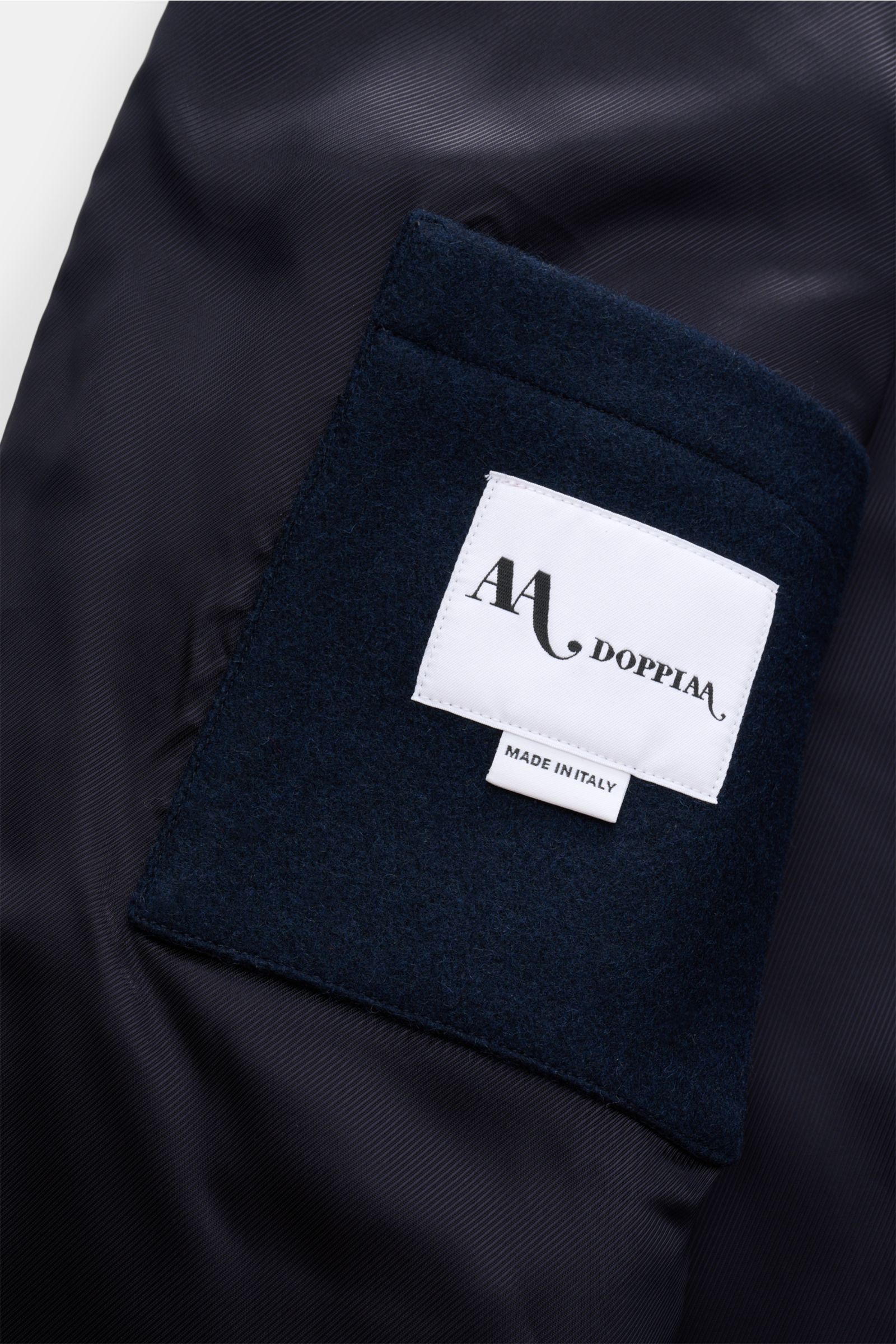 Close-up of the inner pocket with Doppiaa label inside the Doppiaa Jacke 'Aasti' navy, showcasing smooth lining and wool-microfiber mix fabric. 

Description: Italienischer Charme trifft moderne Lässigkeit: Die Jacke 'Aasti' von DOPPIAA wurde aus edlem Wo