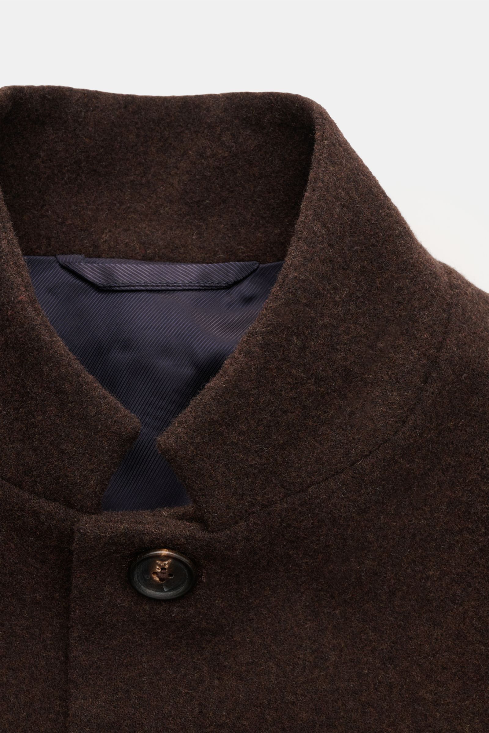 Doppiaa Jacke 'Aaneto' dunkelbraun aus Wolle, Cashmere und Microfaser, Nahaufnahme von variablem Kragen und Vier-Knopf-Leiste.