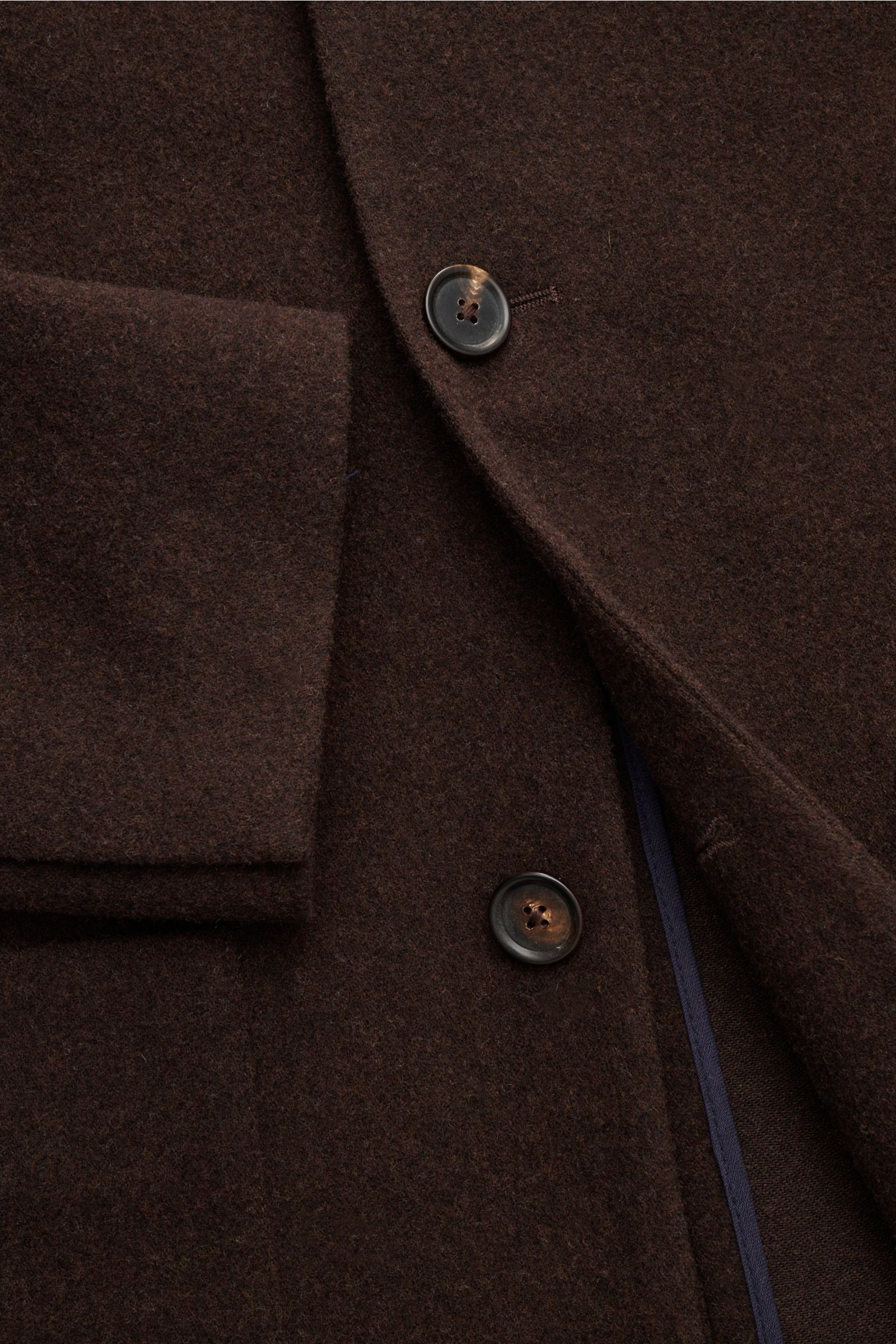 Doppiaa Jacke 'Aaneto' dunkelbraun aus Woll-Cashmere-Microfaser-Mix, Slim Fit, mit Vier-Knopf-Leiste, variabler Kragen, aufgesetzter Tasche, Detailaufnahme frontal.