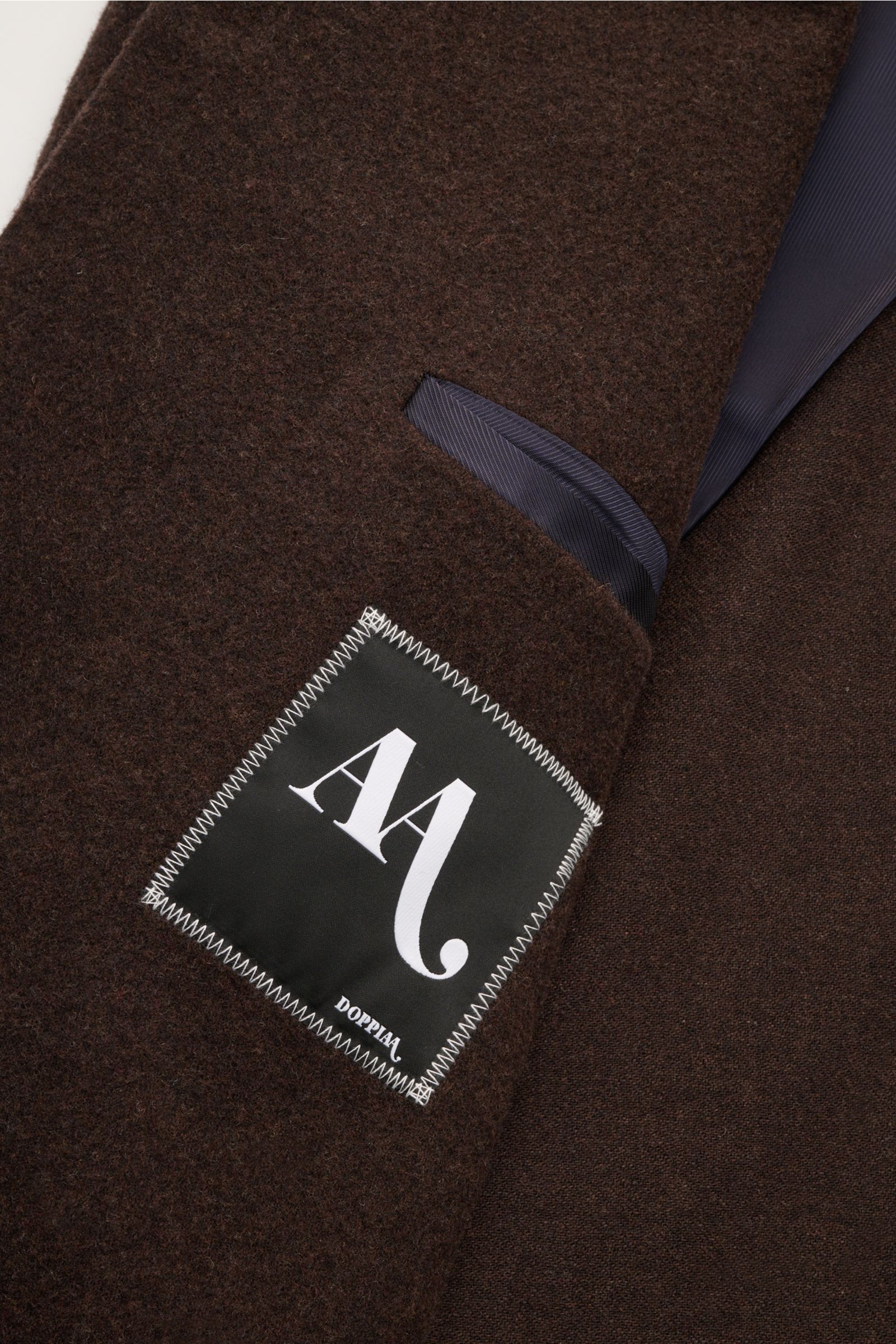 Doppiaa Jacke 'Aaneto' dunkelbraun von innen nah gezeigt, Woll-Mix, Cashmere, Microfaser, weicher Griff, halb gefüttert, Innentasche mit Label.