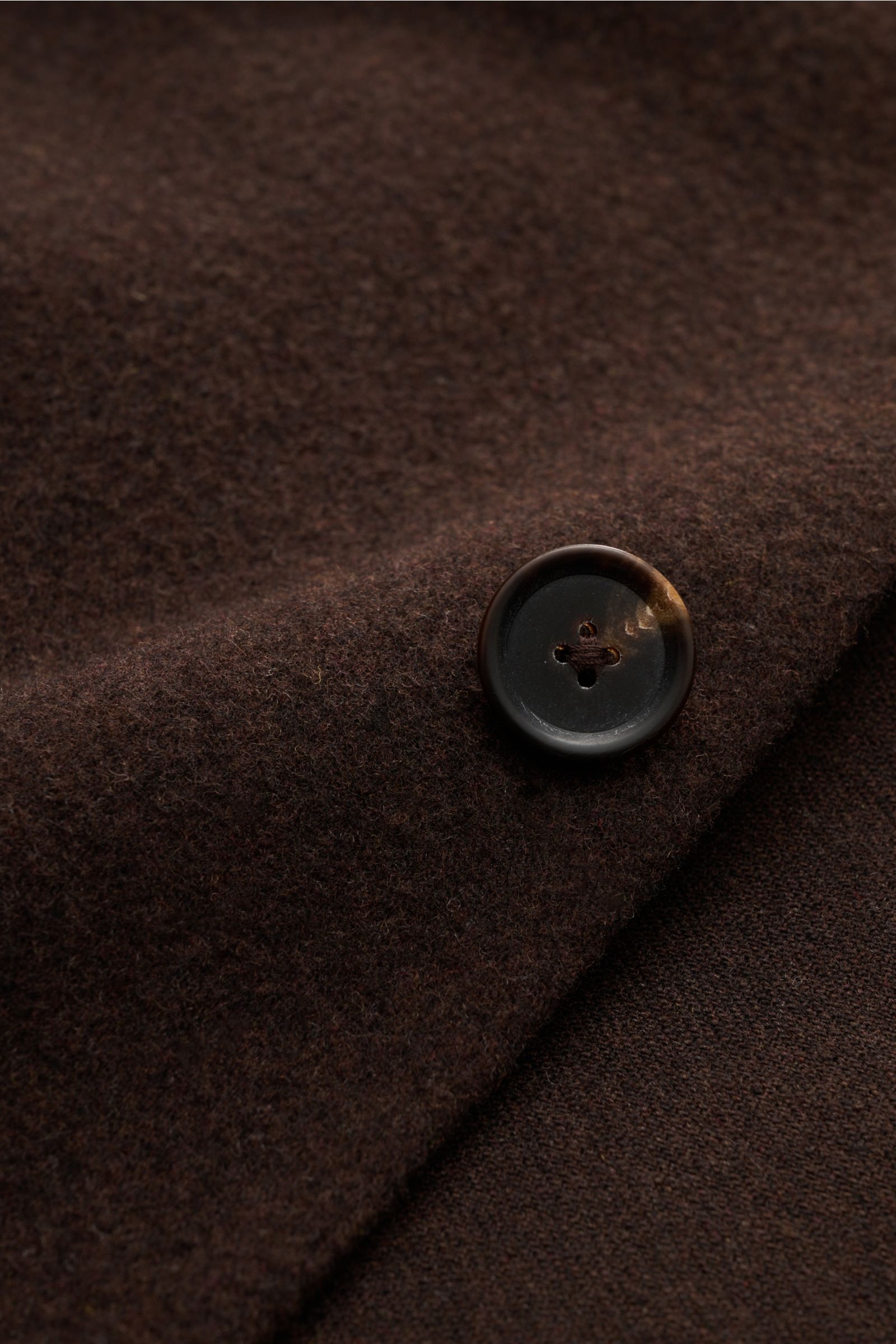 Doppiaa Jacke 'Aaneto' dunkelbraun, Detailaufnahme Knopf und Stoffstruktur aus Wolle, Cashmere und Microfaser, weicher Griff, Slim Fit.