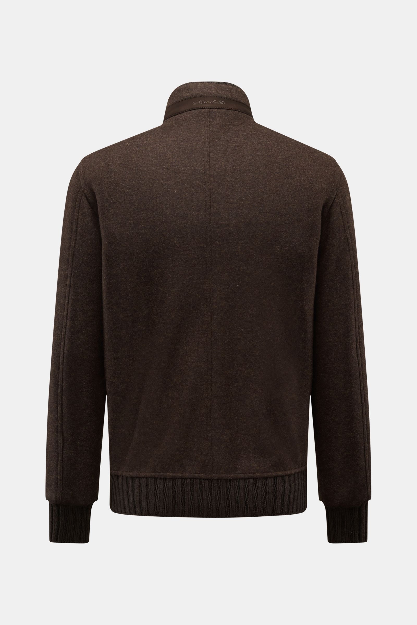 Rear view of Mandelli Jersey-Blouson dunkelbraun, an unlined cashmere jersey blouson with goat suede trim, slim fit, ribbed cuffs, and stand-up collar.

Description: Luxus und Komfort gehen mit diesem ungefütterten Jersey-Blouson aus dem Hause MANDELLI