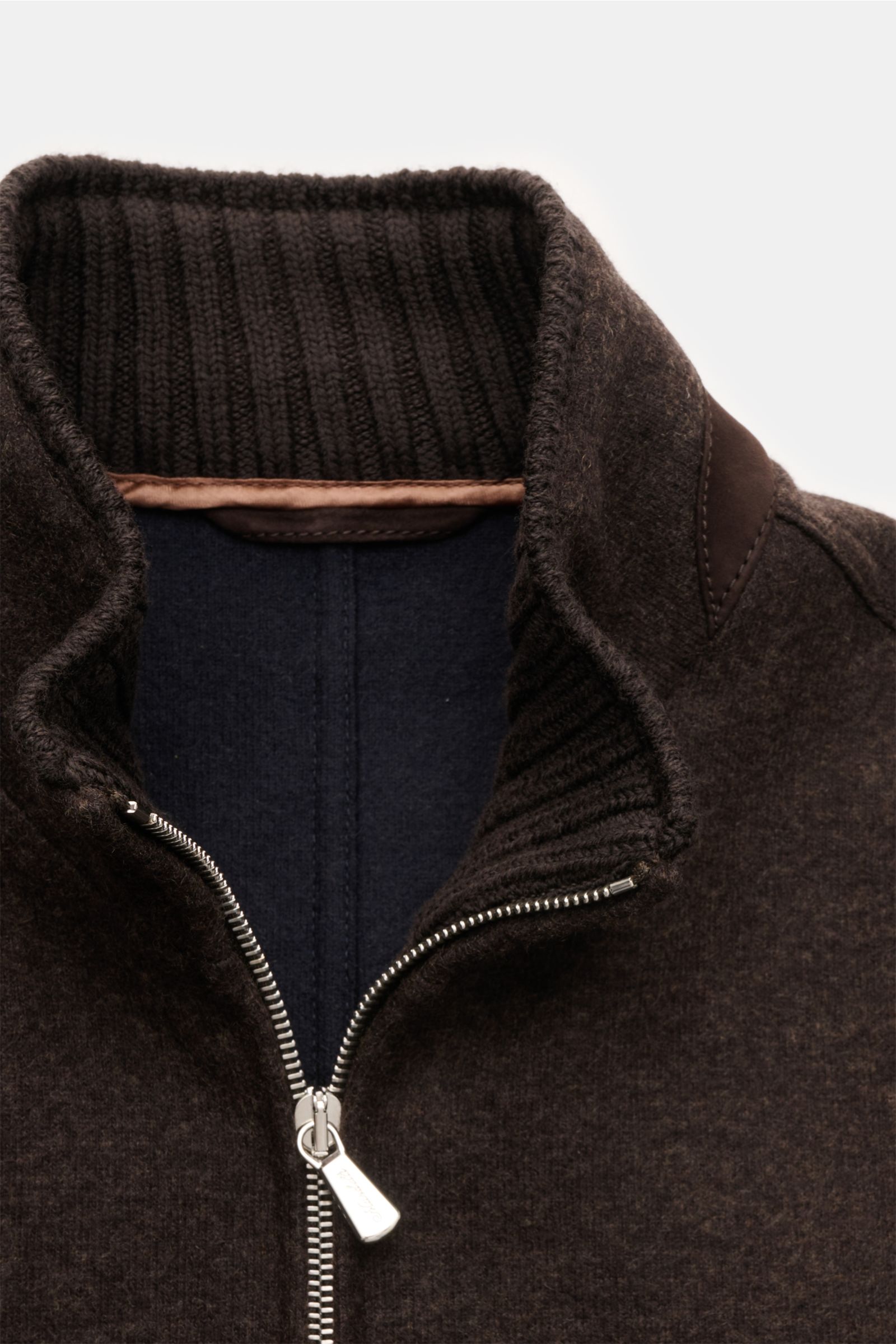 Close-up front view of Mandelli Jersey-Blouson dunkelbraun, an unlined cashmere jersey jacket with ribbed stand collar and silver zipper.

Description: Luxus und Komfort gehen mit diesem ungefütterten Jersey-Blouson aus dem Hause MANDELLI eine Fusion e