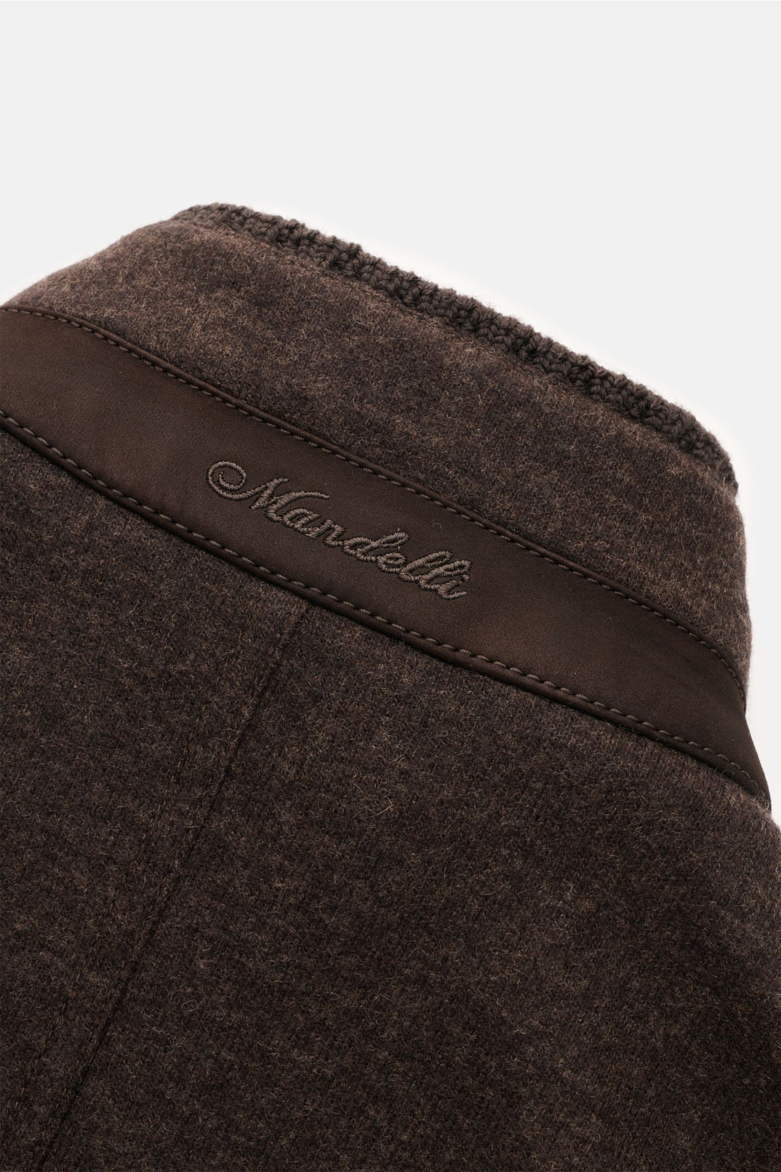 Close-up rear view of the Mandelli Jersey-Blouson dunkelbraun, showcasing its soft cashmere jersey fabric with a goat suede trim and embroidered logo on the collar. Luxus und Komfort gehen mit diesem ungefütterten Jersey-Blouson aus dem Hause MANDELLI ein