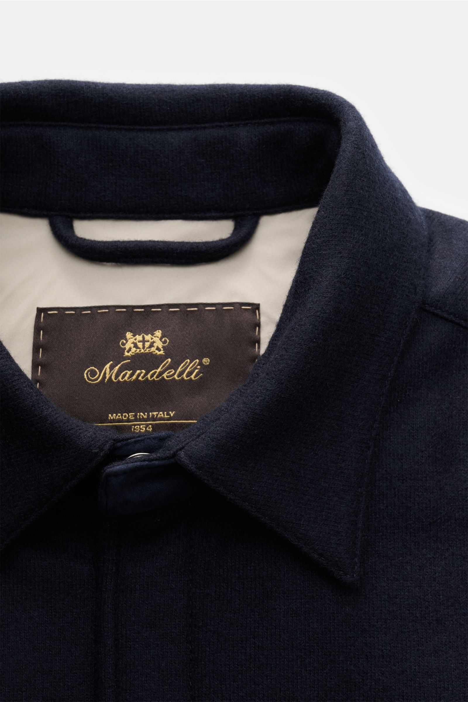 Close-up front view of the Mandelli Cashmere Daunenjacke navy showing the soft collar and label, a luxurious autumn overshirt with down filling.

Luxuriöse Herbstlooks: Die edle MANDELLI Cashmere Jacke im Overshirt-Design bietet mit ihrer Daunenfüllung