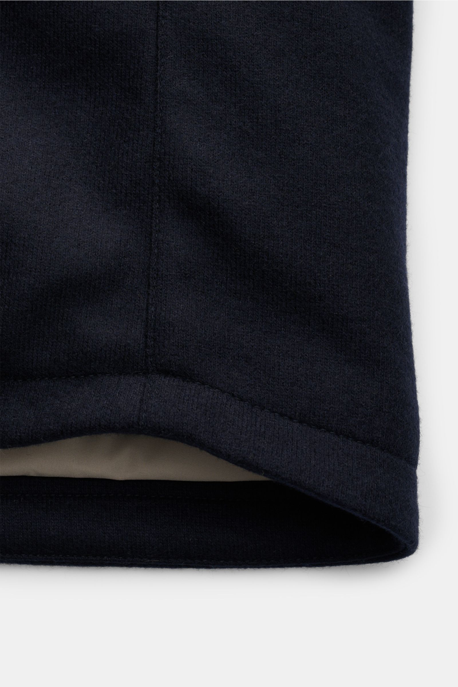 Close-up view of the navy sleeve hem of the Mandelli Cashmere Daunenjacke navy, showing soft cashmere texture and quilted inner lining. Luxuriöse Herbstlooks: Die edle MANDELLI Cashmere Jacke im Overshirt-Design bietet mit ihrer Daunenfüllung wärmenden Ko