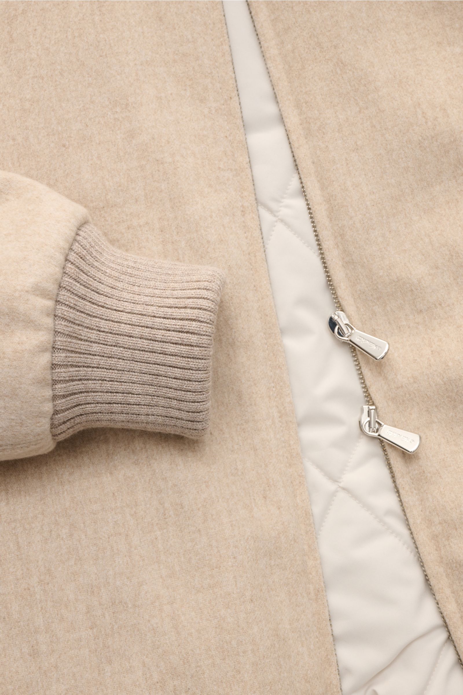 Close-up front view of the Mandelli Cashmere Blouson beige showing ribbed cuff, beige fabric, and silver dual zipper details, reiner Cashmere, sehr weicher Griff, Slim Fit -reiner Cashmeresehr weicher GriffSlim Fit