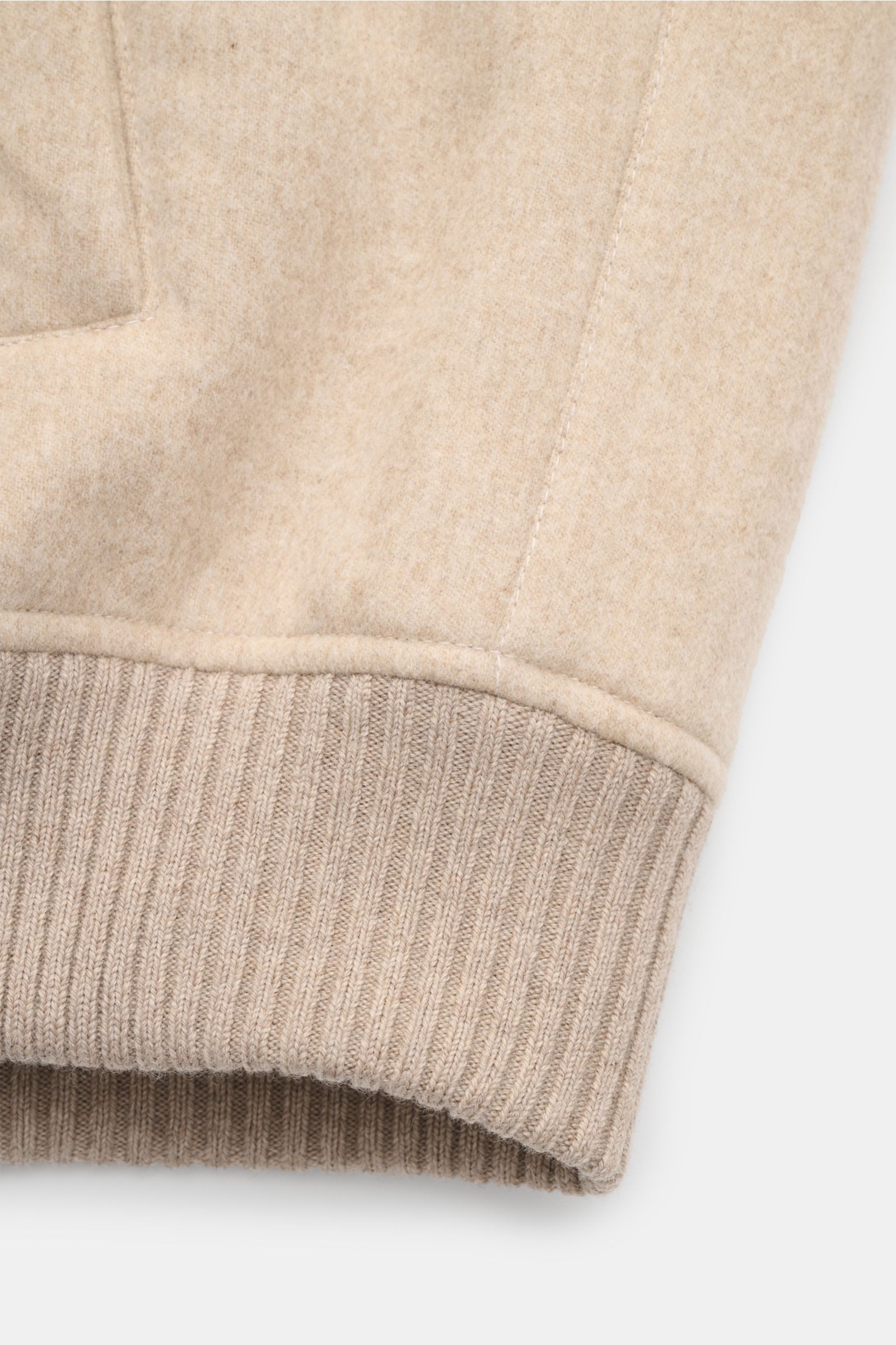 Close-up front view of the beige Mandelli Cashmere Blouson sleeve showing ribbed cuff, made of reiner Cashmere with a very soft grip, Slim Fit.

-

reiner Cashmere
sehr weicher Griff
Slim Fit
 
