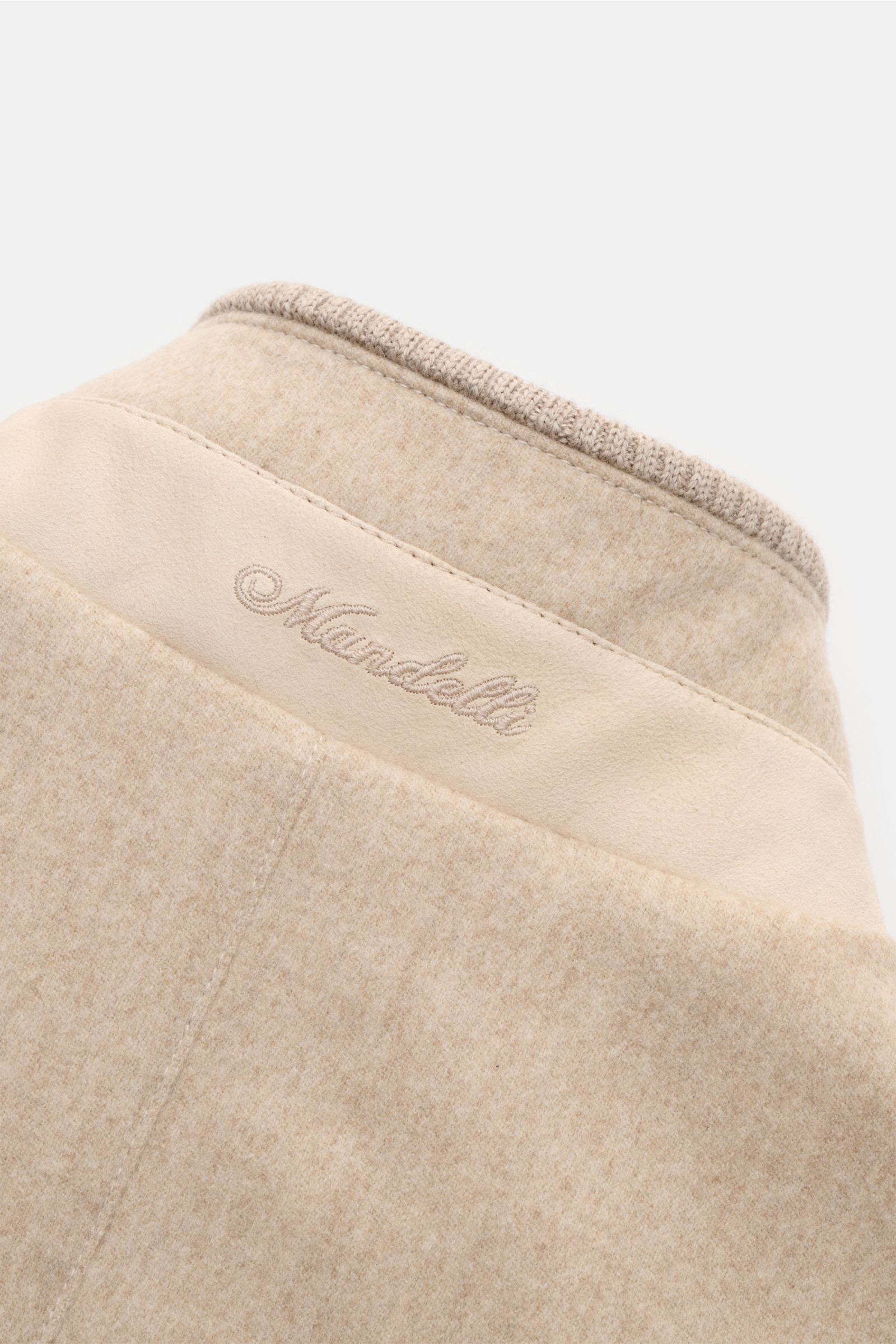 Close-up rear view of the Mandelli Cashmere Blouson beige collar showcasing the embroidered logo, made of reiner Cashmere, sehr weicher Griff, Slim Fit. -  reiner Cashmere sehr weicher Griff Slim Fit   