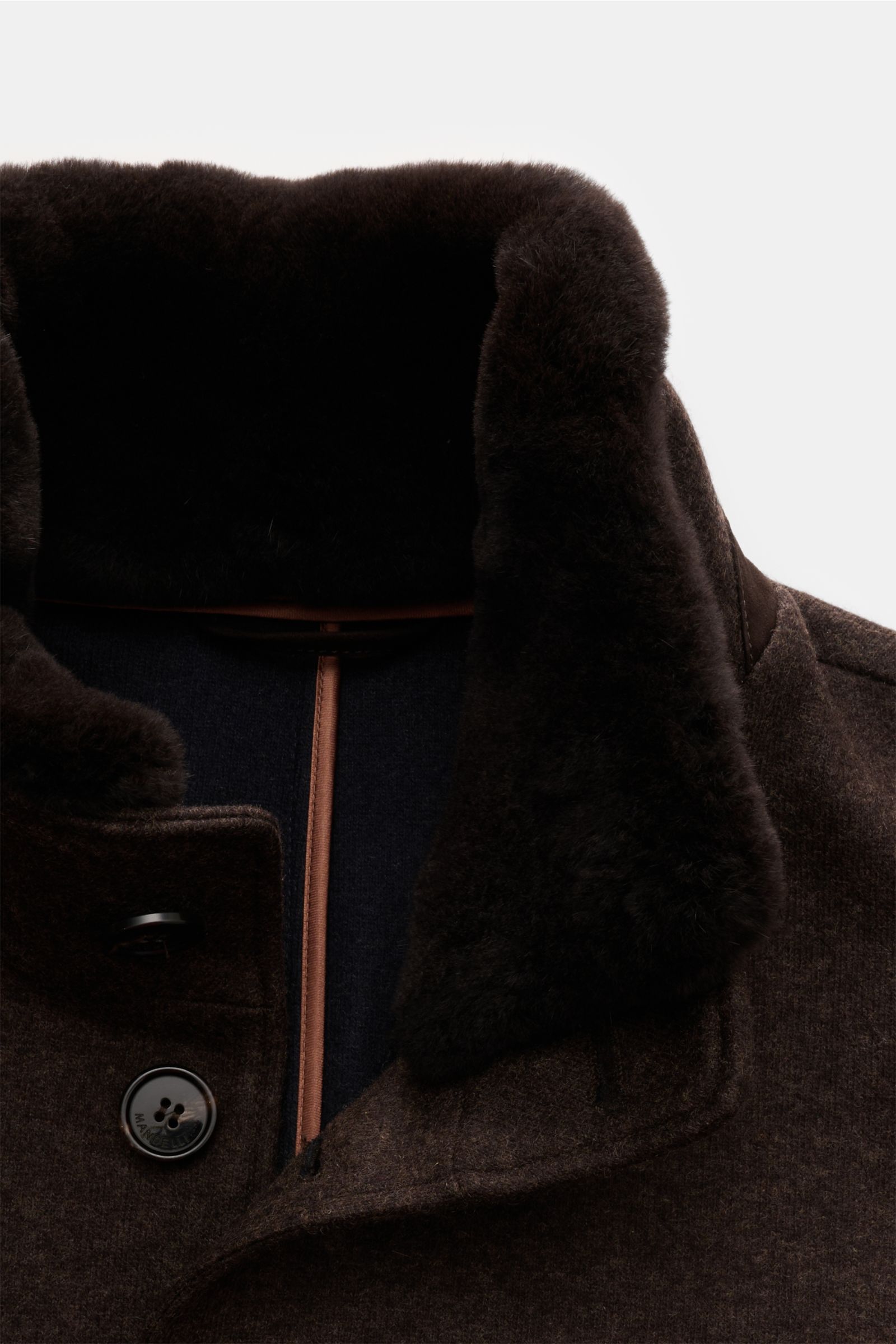 Mandelli Cashmere Jacke dunkelbraun meliert, Nahaufnahme von oben, Stehkragen mit Nerz-Besatz, Knopfleiste, weicher Jersey, Slim Fit.