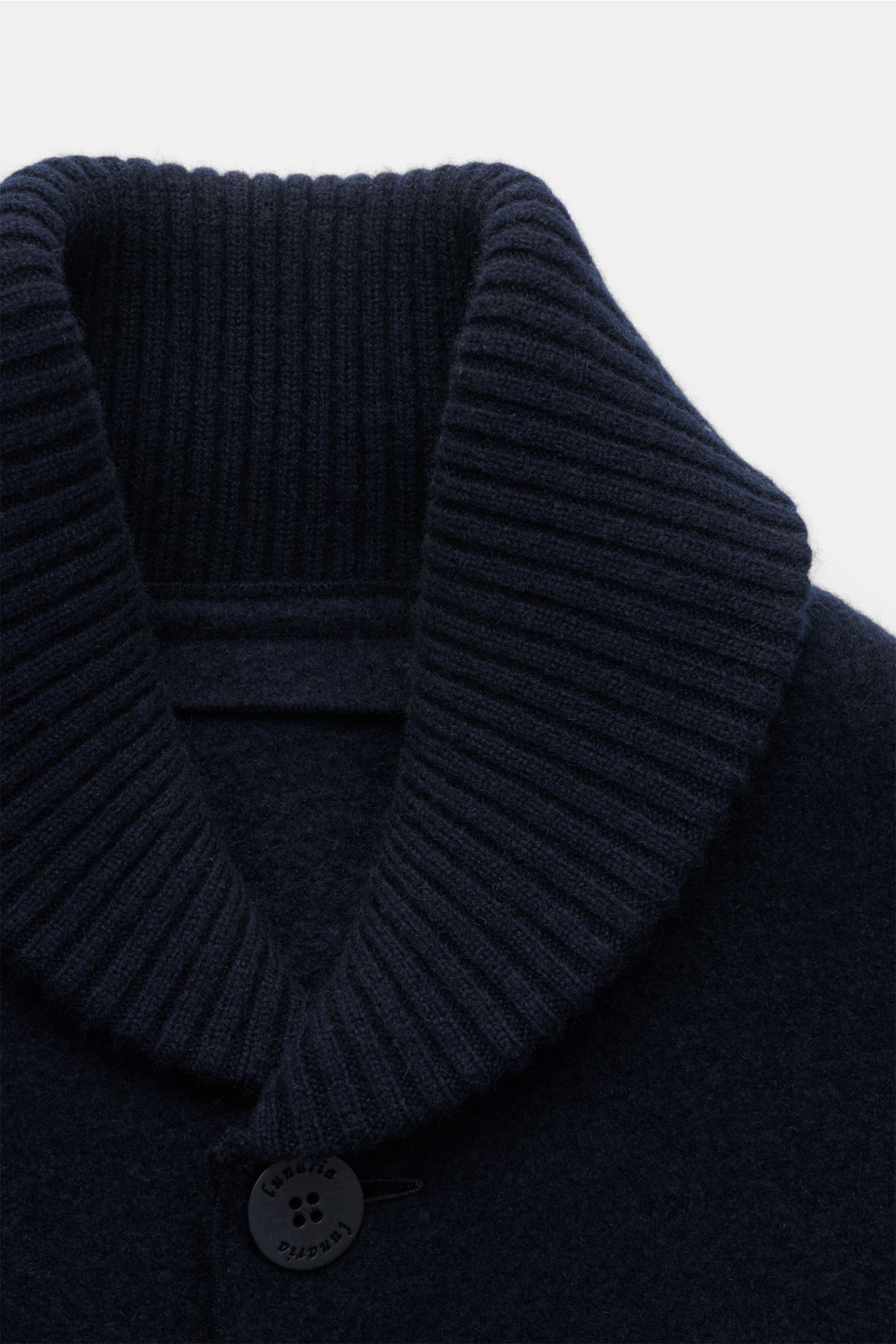 Nahaufnahme des Lunaria Cashmere Cashmere Strickblouson navy mit typisch breitem Blousonkragen, Slim Fit, fünf Knöpfen, paspelierten Taschen, ungefüttert und sehr weichem Griff aus reinem Cashmere.