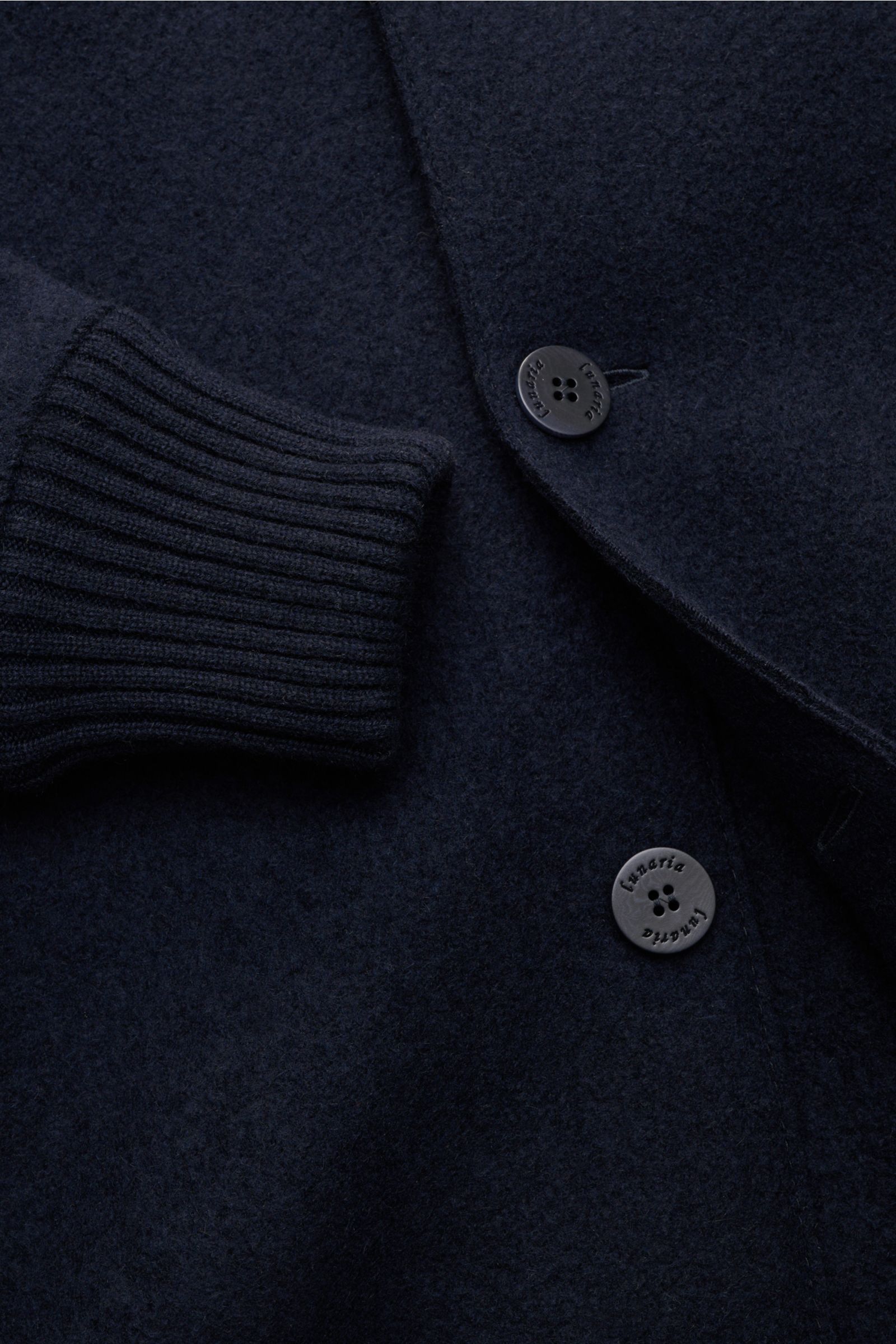 Nahaufnahme von Lunaria Cashmere Cashmere Strickblouson navy, gewalkt, Slim Fit mit fünf Knöpfen, Blousonkragen, breiten Rippbündchen.
