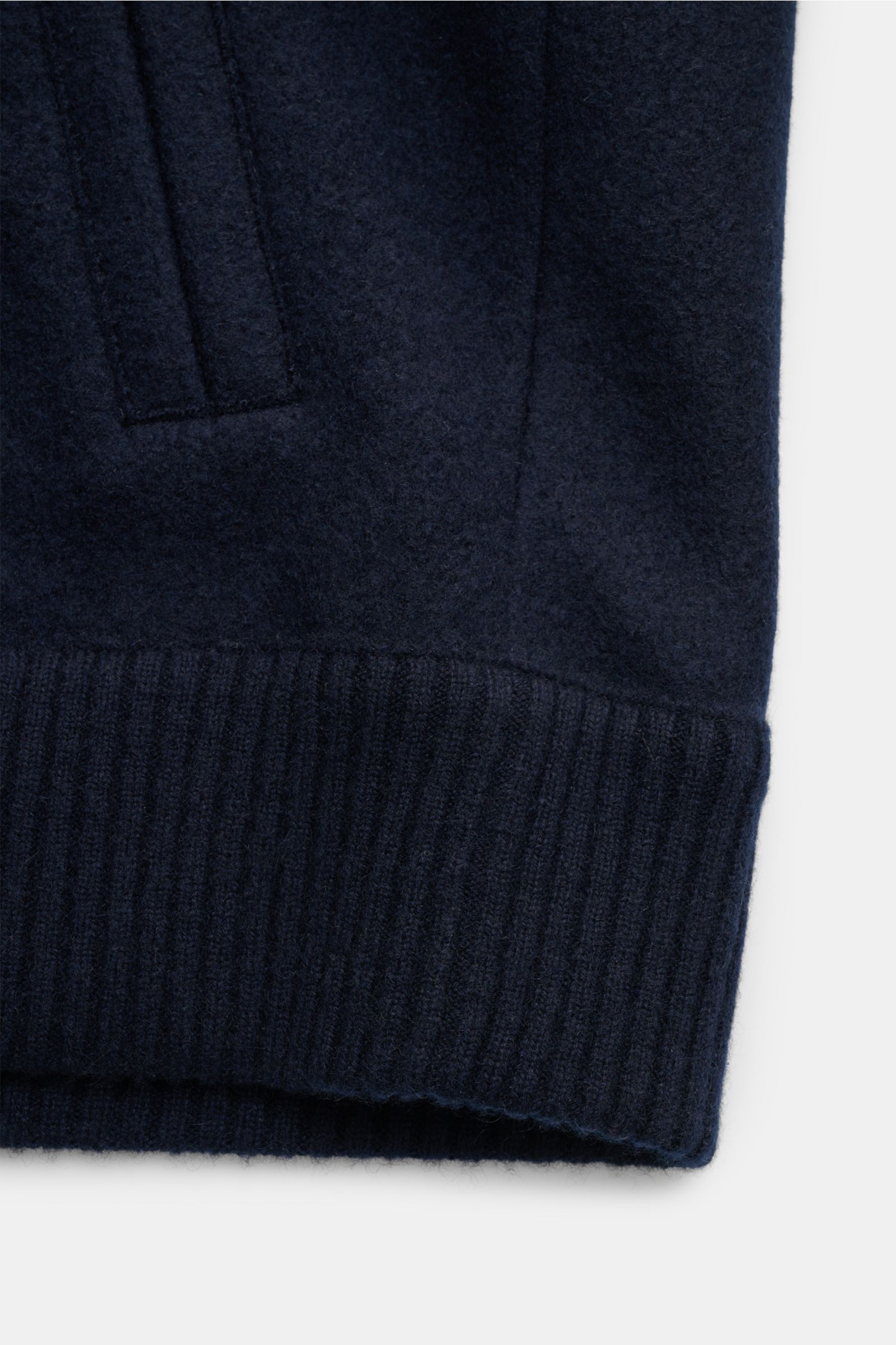 Nahaufnahme des Lunaria Cashmere Cashmere Strickblouson navy von unten, zeigt gewalkte Qualität, paspelierte Fronttasche und breite Rippbündchen, ungefüttert, Slim Fit, sportives Luxus-Basic.