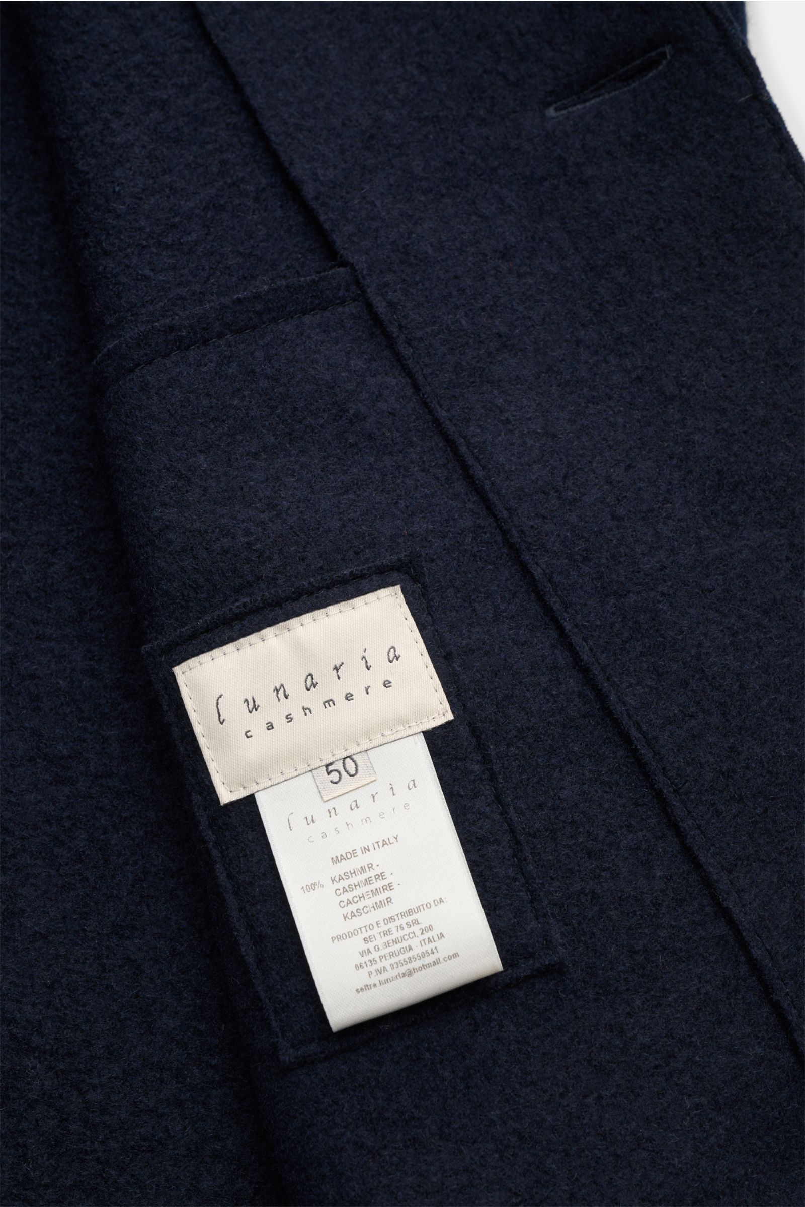 Nahaufnahme des Lunaria Cashmere Cashmere Strickblouson navy von innen, ungefüttert mit Label, gewalkter Cashmere-Strickqualität.