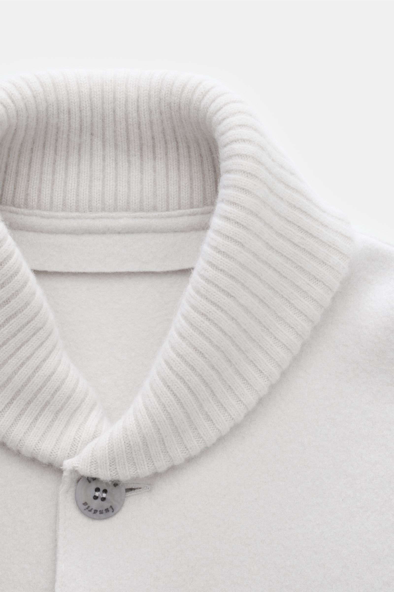 Nahaufnahme des Lunaria Cashmere Cashmere Strickblouson hellgrau von oben, zeigt den typischen Blousonkragen, Slim Fit, gewalkte Qualität und Fünf-Knopf-Leiste, ungefüttert und mit weichem Griff.