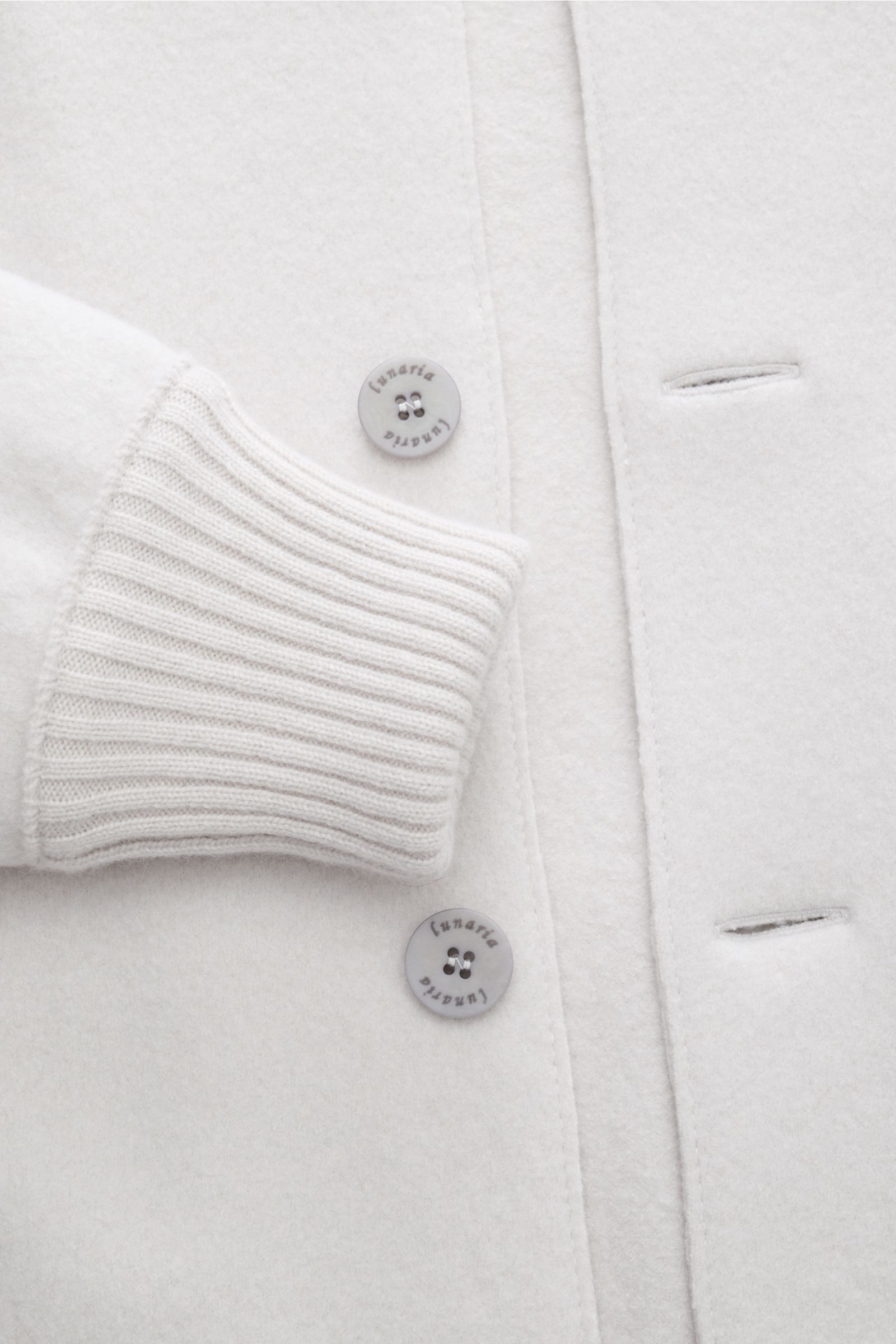 Nahaufnahme des hellgrauen Lunaria Cashmere Cashmere Strickblousons mit gewalkter Qualität, Slim Fit, Blousonkragen und Rippbündchen.