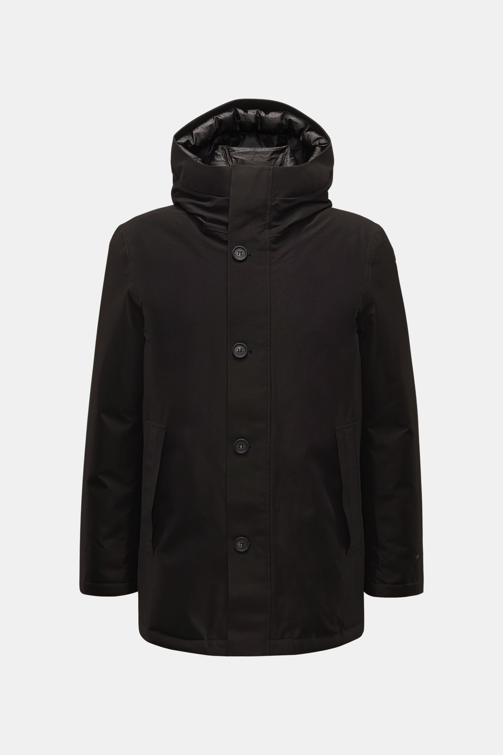 Woolrich Daunenjacke schwarz, frontal fotografiert, Slim Fit mit funktionaler Microfaser (GORE-TEX), wind- und wasserdicht, atmungsaktiv, wärmende Daunenfüllung, getapte Nähte, robuster Zwei-Wege-Reißverschluss, Windblende mit Knöpfen, hoch schließender K