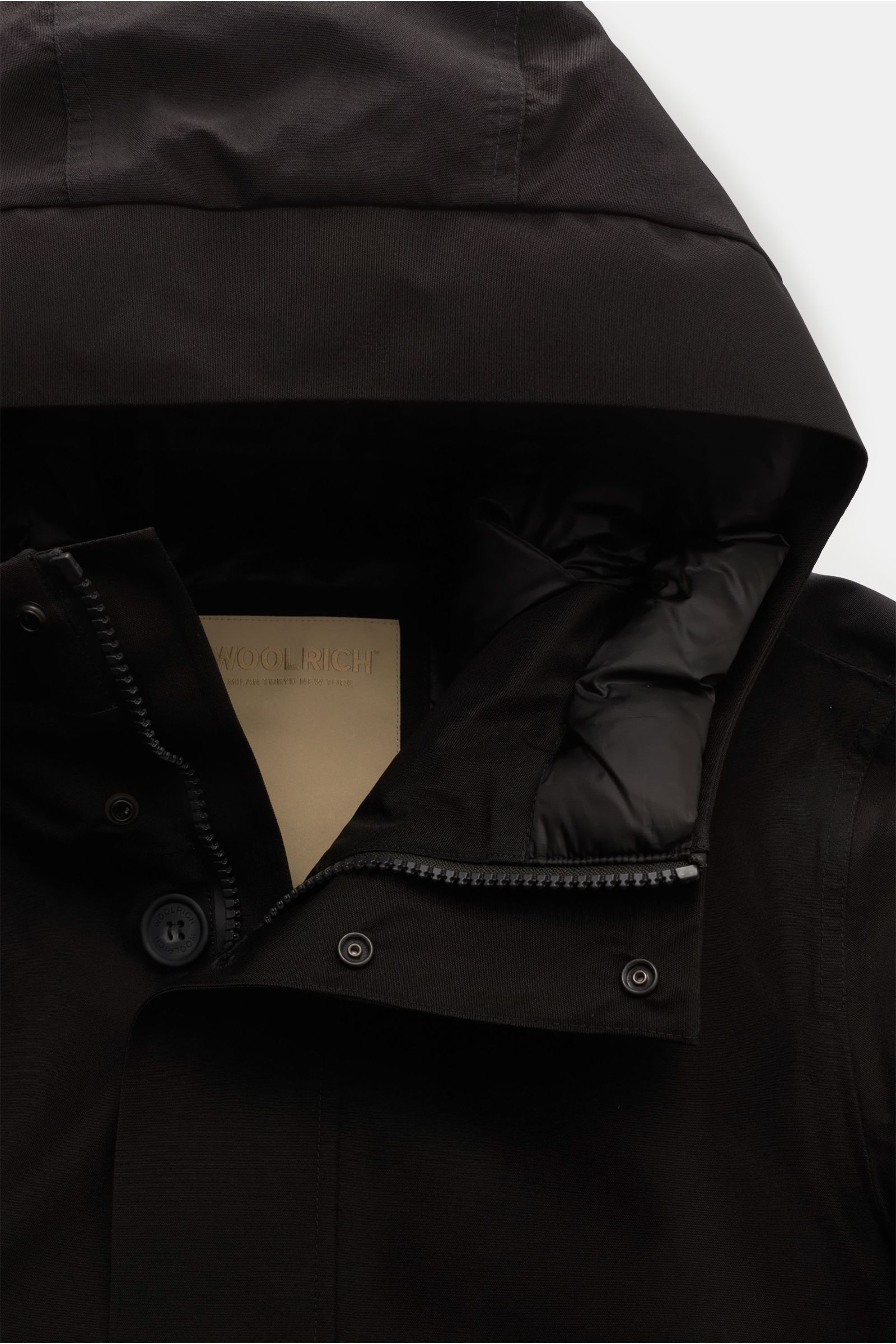 Woolrich Daunenjacke schwarz von oben fotografiert, mit funktionaler Microfaser (GORE-TEX), wind- und wasserdicht, atmungsaktiv, wärmender Daunenfüllung, getapten Nähten, Slim Fit, robuster Zwei-Wege-Reißverschluss, Windblende mit Knöpfen, hoch schließend