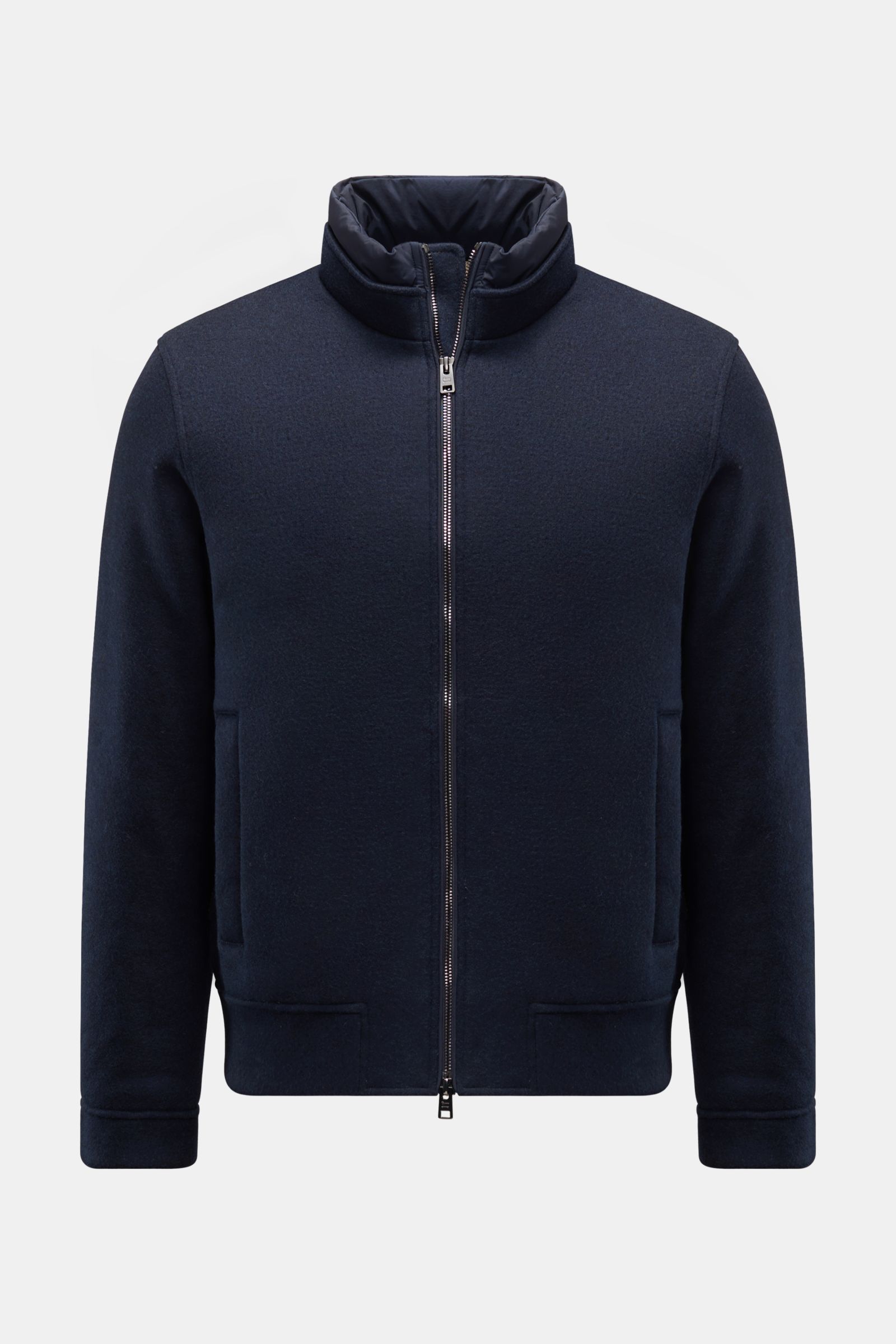 Woolrich Daunenjacke navy, frontal fotografiert, aus Wolle und Microfaser, Slim Fit, leichte Daunenfüllung, Druckknopfleiste, variabler Kragen mit Knopfriegel, schräge Leistentaschen, Ärmelabschlüsse mit Knopf, regulierbare Taillenweite, gestepptes glatte