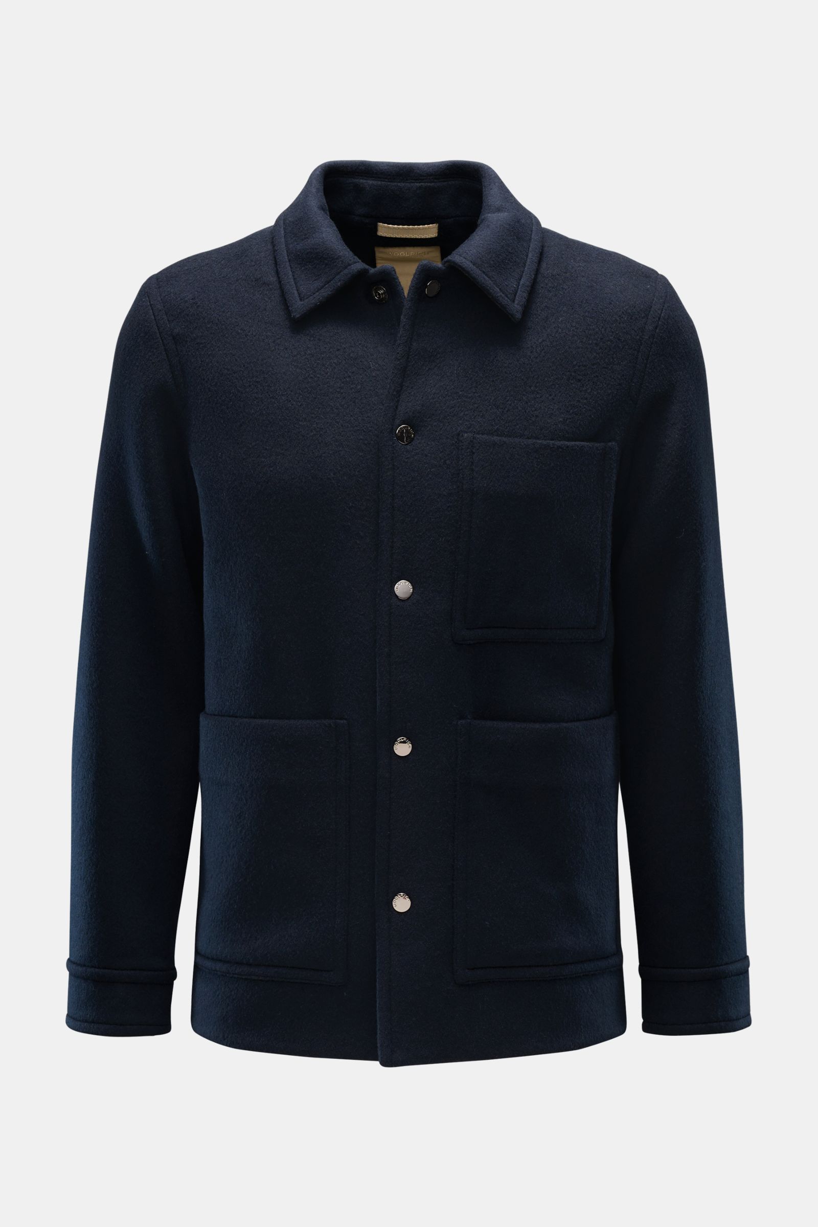 Front view of Woolrich Jacke 'Chore' navy, a slim fit jacket in wool and microfiber mix with snap button placket, collar, patch pockets, and smooth lining. Zeitlose Eleganz vom Jacken-Expterne WOOLRICH: Das leichte Modell 'Chore' aus softem Woll-Mix wi