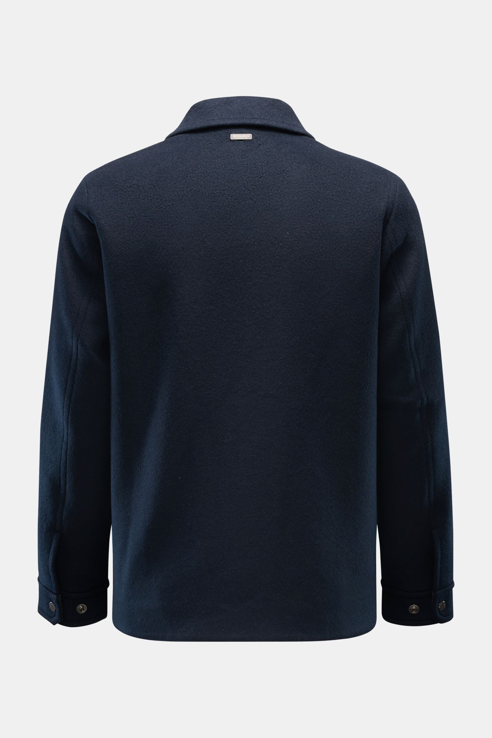 Back view of Woolrich Jacke 'Chore' navy, a slim fit lightweight jacket in a wool and microfiber mix with snap button cuffs and collar.

Zeitlose Eleganz vom Jacken-Experten WOOLRICH: Das leichte Modell 'Chore' aus softem Woll-Mix wird zum idealen Laye