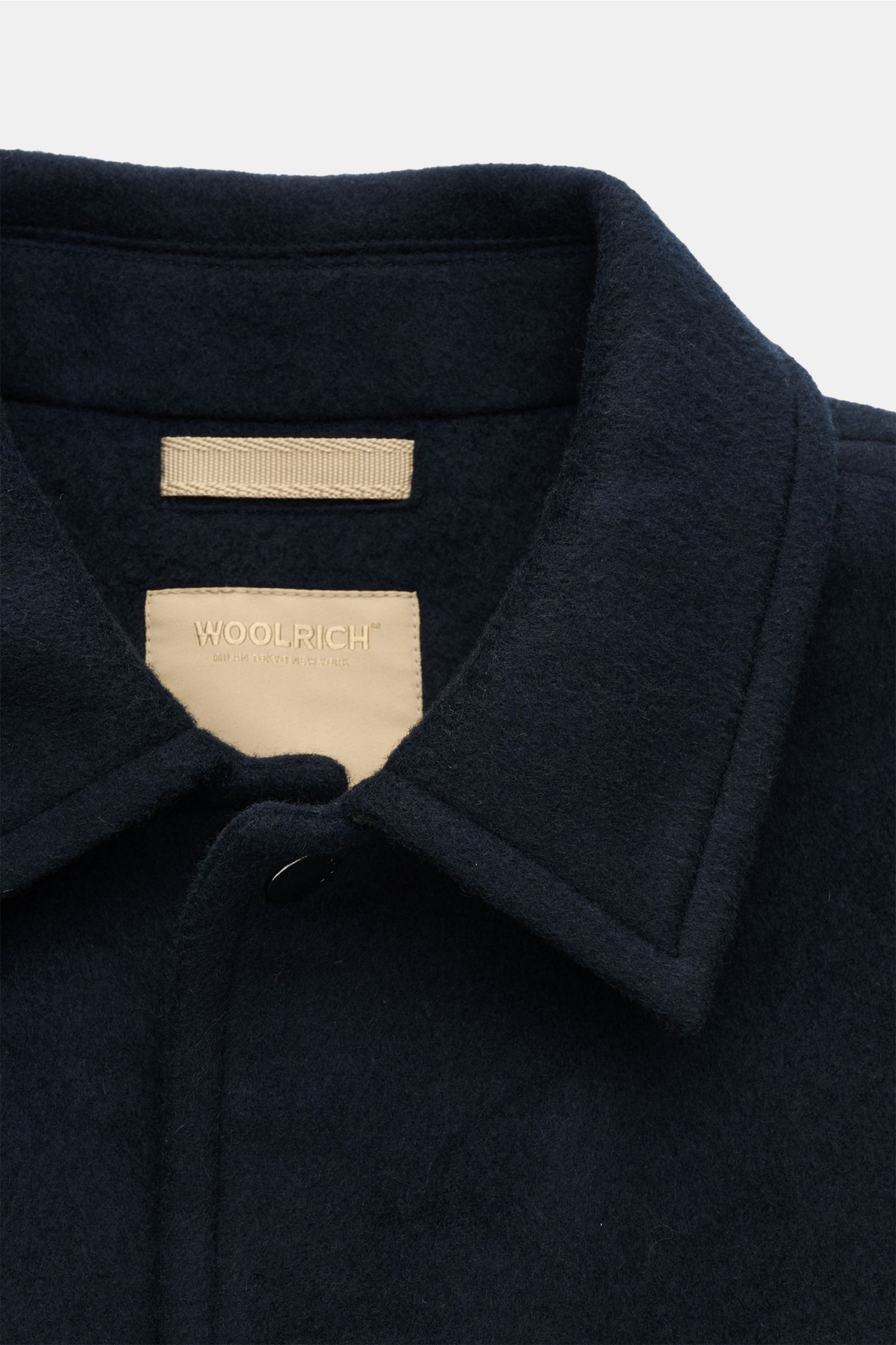 Close-up front view of the Woolrich Jacke 'Chore' navy showing the collar and upper chest, made from a soft wool and microfiber mix with slim fit, snap button placket, turn-down collar, patch chest and hip pockets, snap button cuffs, smooth lining, and on