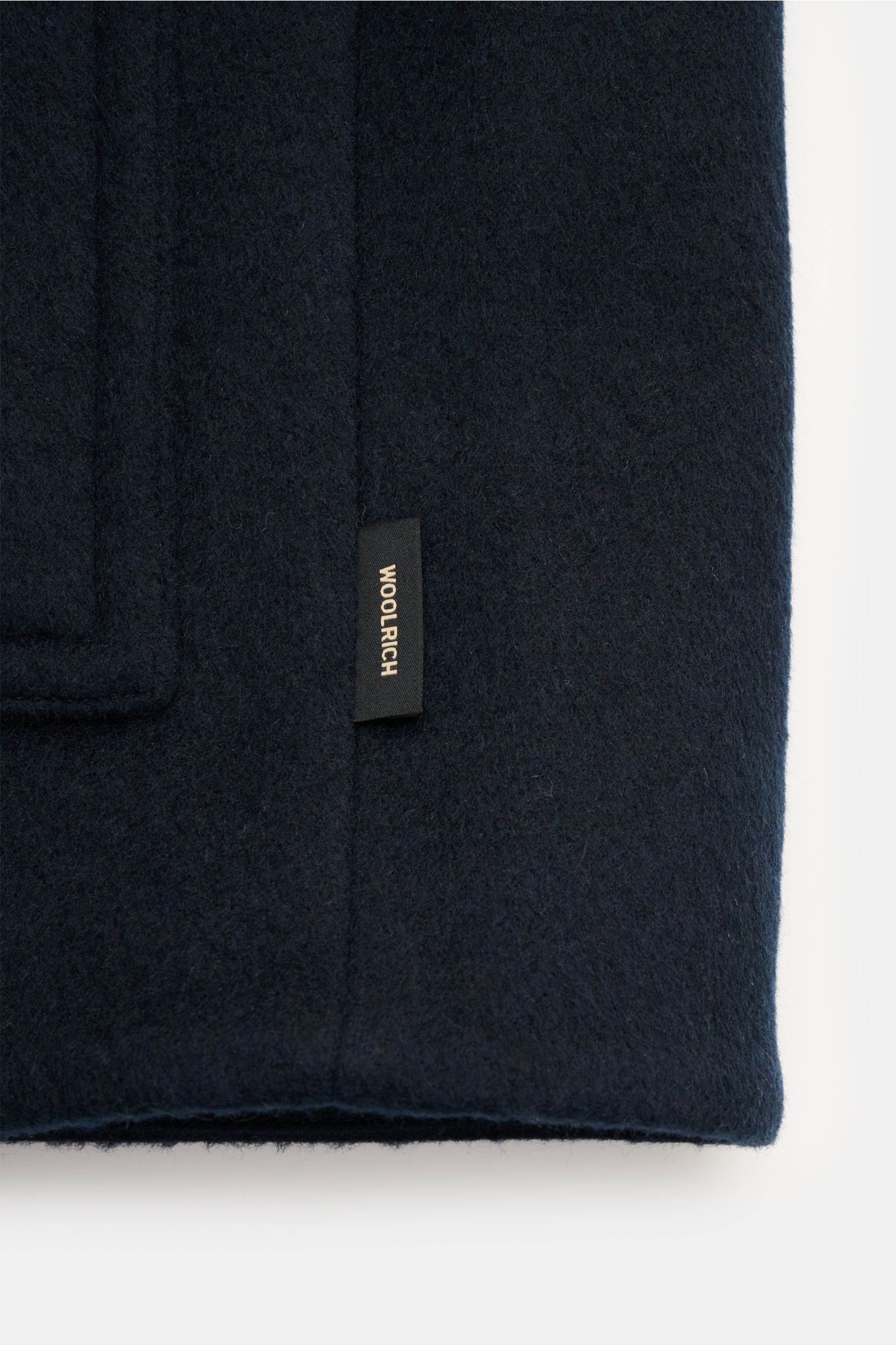 Close-up front view of Woolrich Jacke 'Chore' navy in a soft wool-mix with a slim fit and branded label. 

Description: 
Zeitlose Eleganz vom Jacken-Expterne WOOLRICH: Das leichte Modell 'Chore' aus softem Woll-Mix wird zum idealen Layering-Piece für d