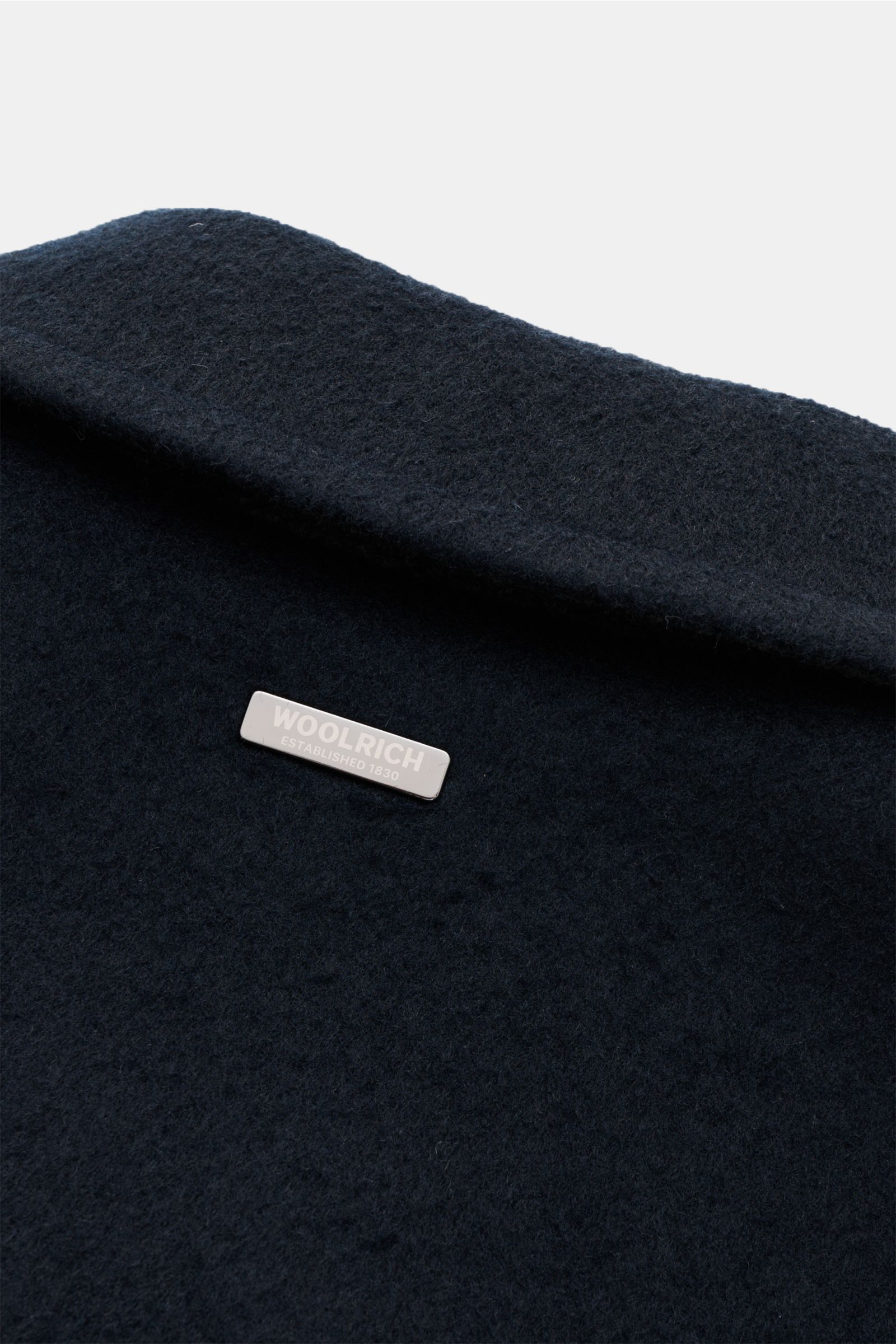 Close-up back view of Woolrich Jacke 'Chore' navy showing soft wool-mix fabric and metal Woolrich logo plaque.

Zeitlose Eleganz vom Jacken-Expterne WOOLRICH: Das leichte Modell 'Chore' aus softem Woll-Mix wird zum idealen Layering-Piece für die Überga