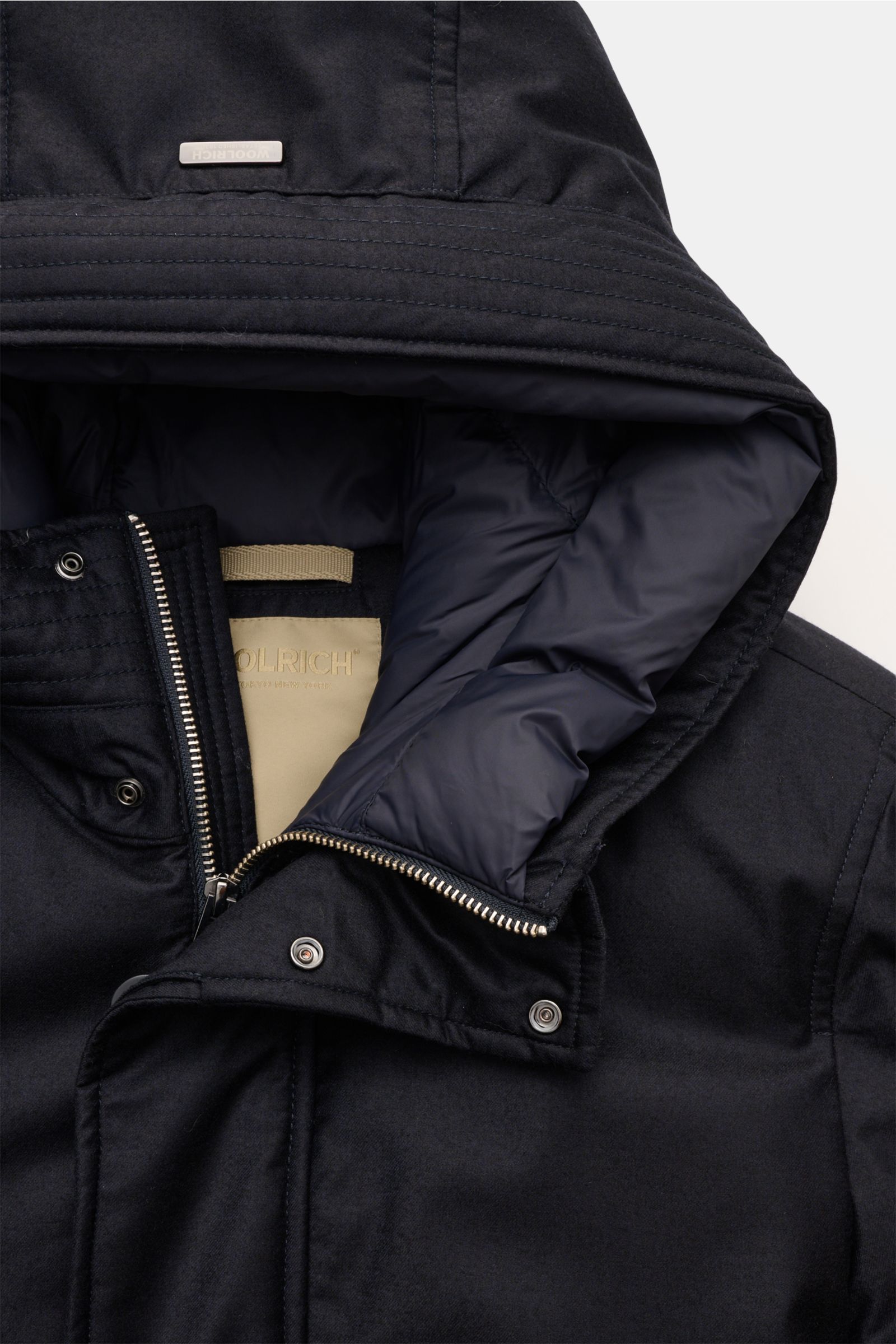 Woolrich Daunenjacke 'LP Wool Silk Parka' dark navy von oben fotografiert, mit Kapuze, Reißverschluss, Knopfleiste, wärmender Daunenfüllung, Woll-Seiden-Mix.