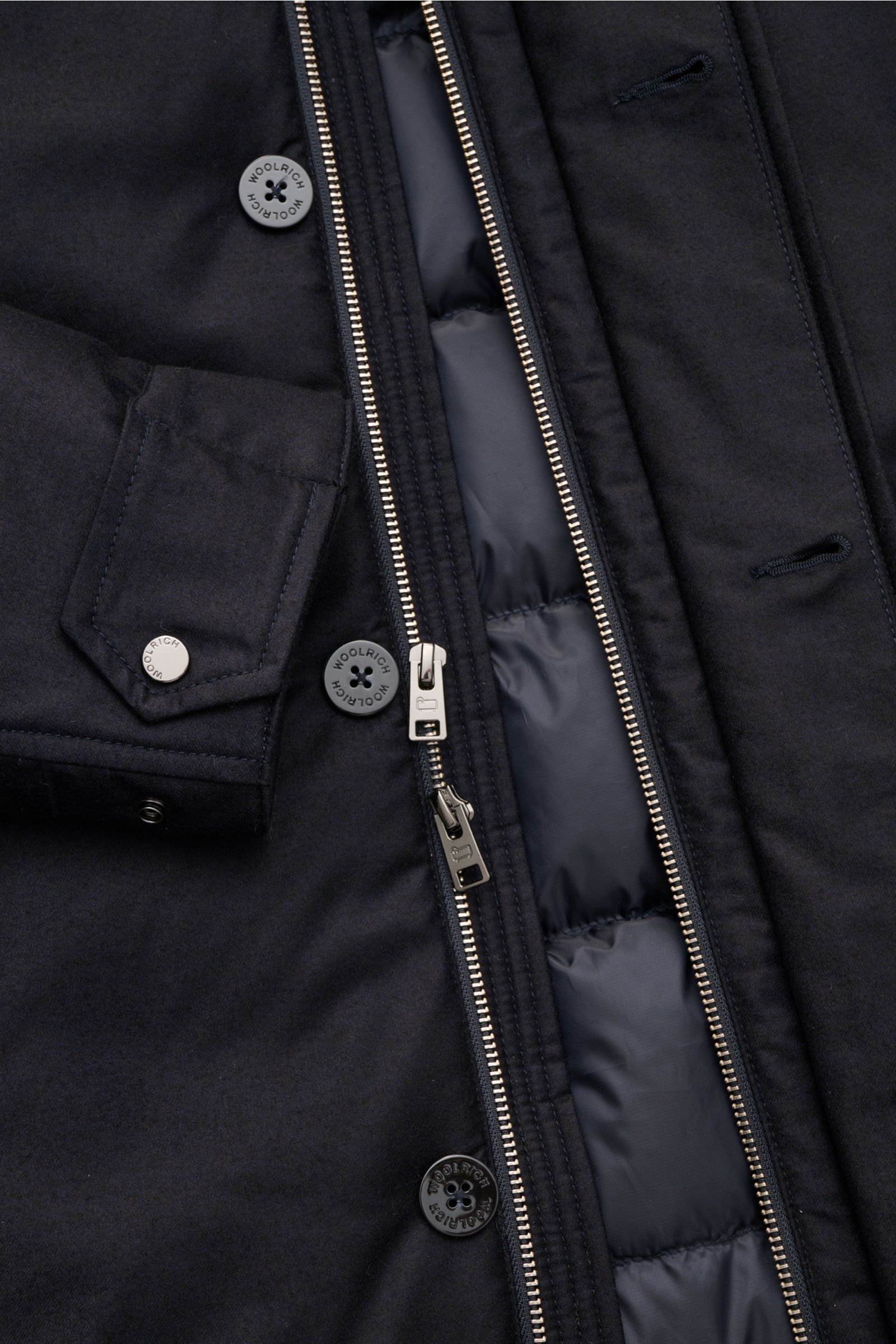 Woolrich Daunenjacke 'LP Wool Silk Parka' dark navy mit Mix aus Wolle und Seide, Daunenfüllung, Knöpfen, Reißverschluss und Kapuze, Nahaufnahme.