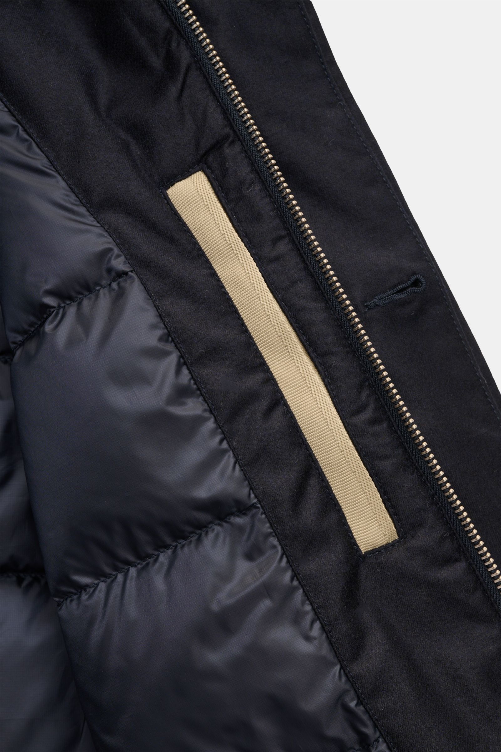 Nahaufnahme der Innenansicht der Woolrich Daunenjacke 'LP Wool Silk Parka' dark navy mit glattem Futter, Daunenfüllung und Innentasche.