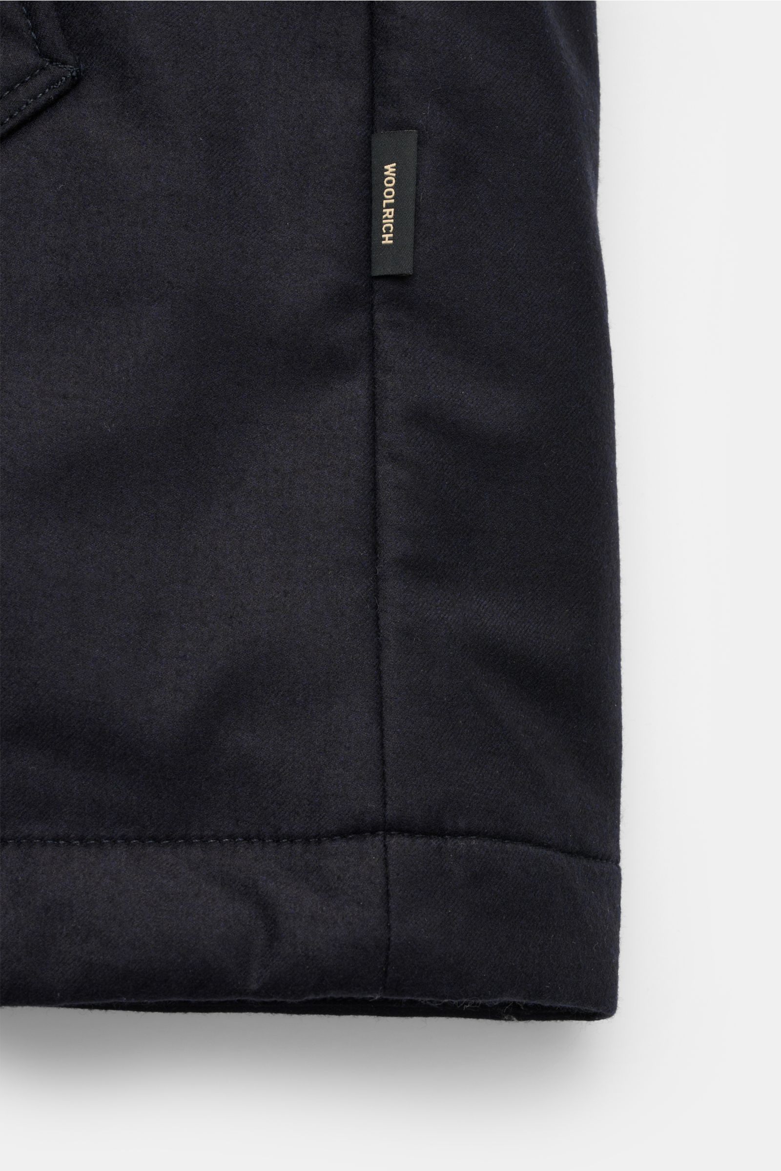 Woolrich Daunenjacke 'LP Wool Silk Parka' dark navy, Nahaufnahme der Woll-Seide-Außenseite mit kleinem Weblabel seitlich, Slim Fit.
