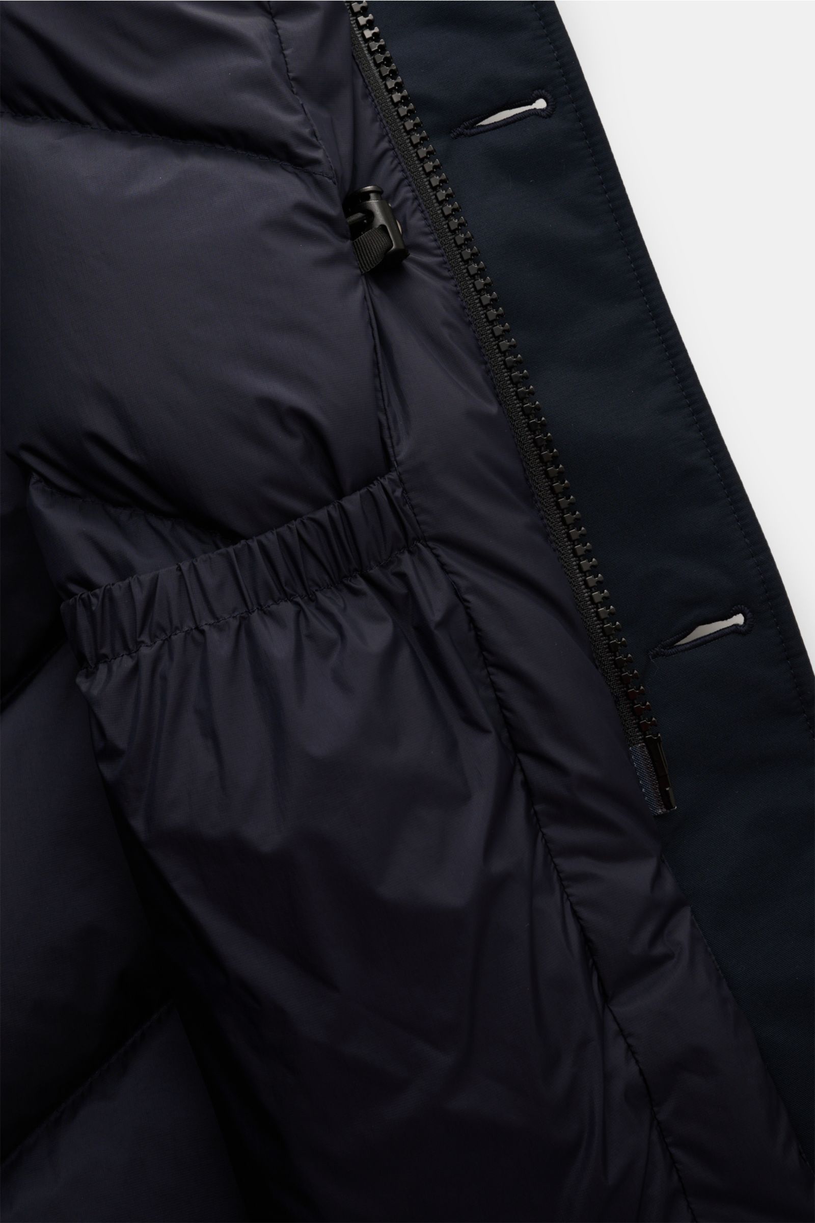 Close-up inside view of the Woolrich Daunenparka 'Arctic Parka' navy showing smooth lining, elastic inner pocket, and zipper details. Kälte? Kann kommen. Der 'Arctic Parka' von WOOLRICH liefert sportiven Style und verlässliche Wärme bis –20 °C – dank h